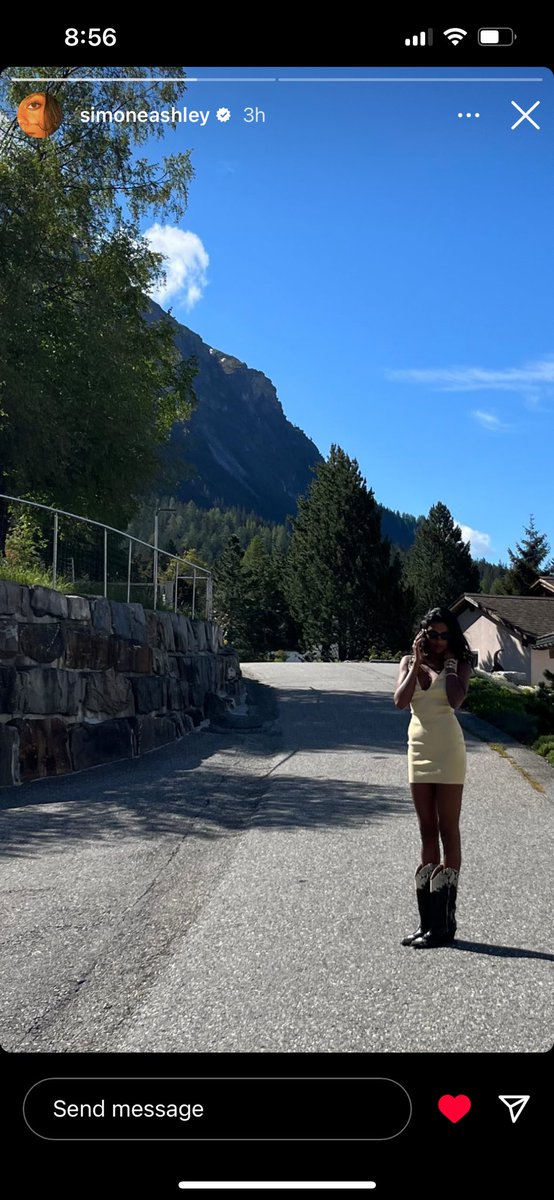 MelJenky's tweet photo. A 👸 on holiday 💁‍♀️
#simoneashley https://t.co/INWyycQ2AZ