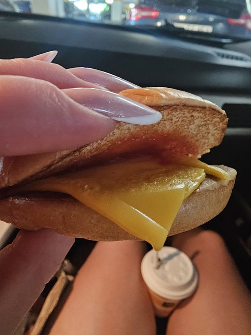 Ja pierdole xD dostałam cheesbutgera bez kotleta xD wyruchana jak zwykle😅 https://t.co/W26Bc6yIsN<a href="/tag/rchwid"class="tags"><span>#rchwid</span></a><a href="/tag/meczprzyja%C5%BAni"class="tags"><span>#meczprzyjaźni</span></a>