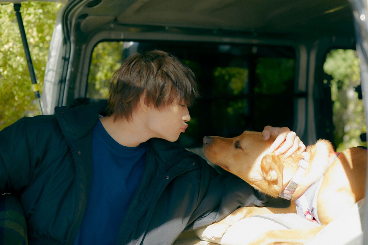 eiga_natalie's tweet photo. 佐野勇斗が犬と見つめ合う、写真集の収録カット6点＆メイキング映像が公開
https://t.co/2kNXVfuwX7

#佐野勇斗 https://t.co/5952wQBp04