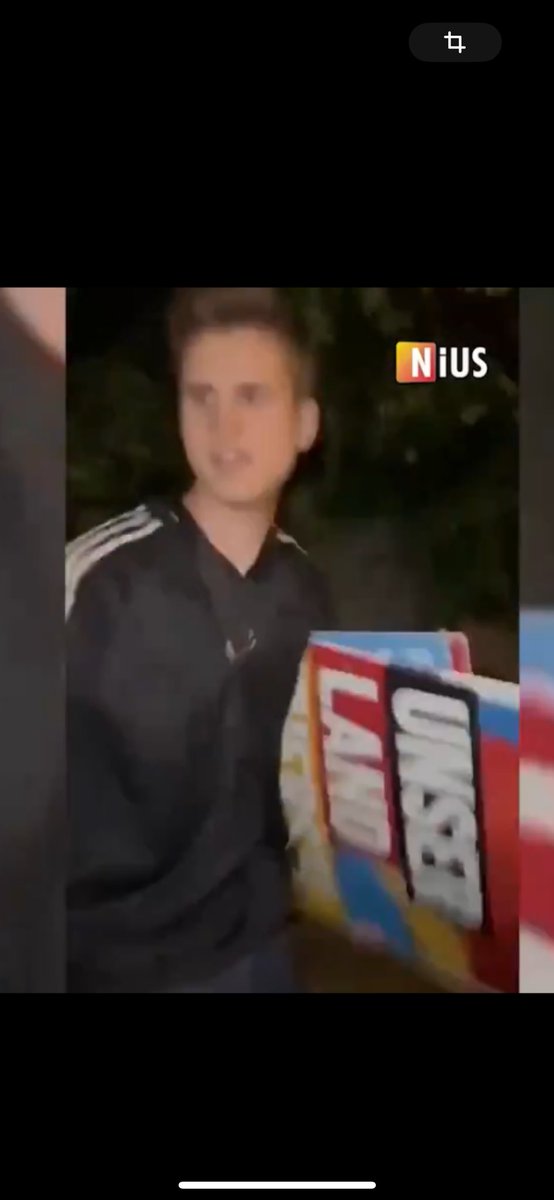 JulianAdrat's tweet photo. Gestatten, Messer-Micha aus #Mannheim, der den AfD-Politiker angegriffen hat

Frage: wird er morgen seinen Job los sein?
Wird seine Uni ihn exmatrikulieren?
Werden Spitzenpolitiker zu seiner sozialen Vernichtung aufrufen?
Werden gleich Name und Wohnort öffentlich dein?
Wird BILD mit den Eltern sprechen?
Werden darüber Influencerinnentränen in den Ausschnitt tröpfeln?

Oder ist im Land der Vielfalt Messer-Micha, der Wahlplakate abreißt und mit dem Messer AfDler verletzt dann doch ihr insgeheimer Held, um Welten lieber als die besoffenen „Deutschland den Deutschen“ Sänger von Sylt? Wir alle kennen die Antwort, und sie ist schwarz zu ertragen