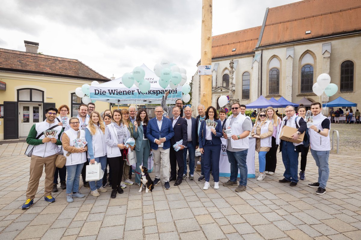 th_salomon's tweet photo. “Warum seid ihr so viele?”, wurde ich bei unserer letzten EU-Aktion 🇪🇺gefragt. Na ganz einfach: Weil wir leidenschaftliche Proeuropäer sind und wir gemeinsam mehr bewirken können!😉🇪🇺
#Anja4EU https://t.co/tTLR9eNIPF