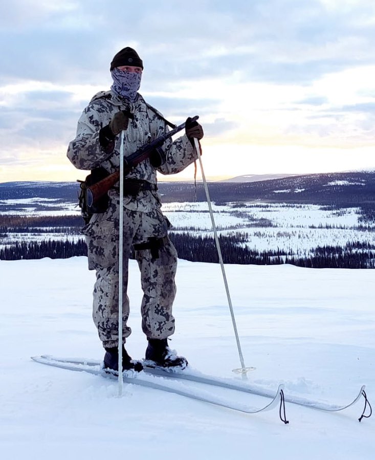 Suuret kiitokset positiivisesta palautteesta <a href="/outdoorpiibii/">Patrik Berghäll</a>. Itsekin olen inspiraatiota saanut hienojen ihmisten kanssa toimimisesta, perinteikkäistä tapahtumista ja upeasta Lapin toimintaympäristöstä. Kuvassa Valmiusyksikön ”kaukopartiomies” Marskin KP:n kanssa. #LAPJP #JPR
