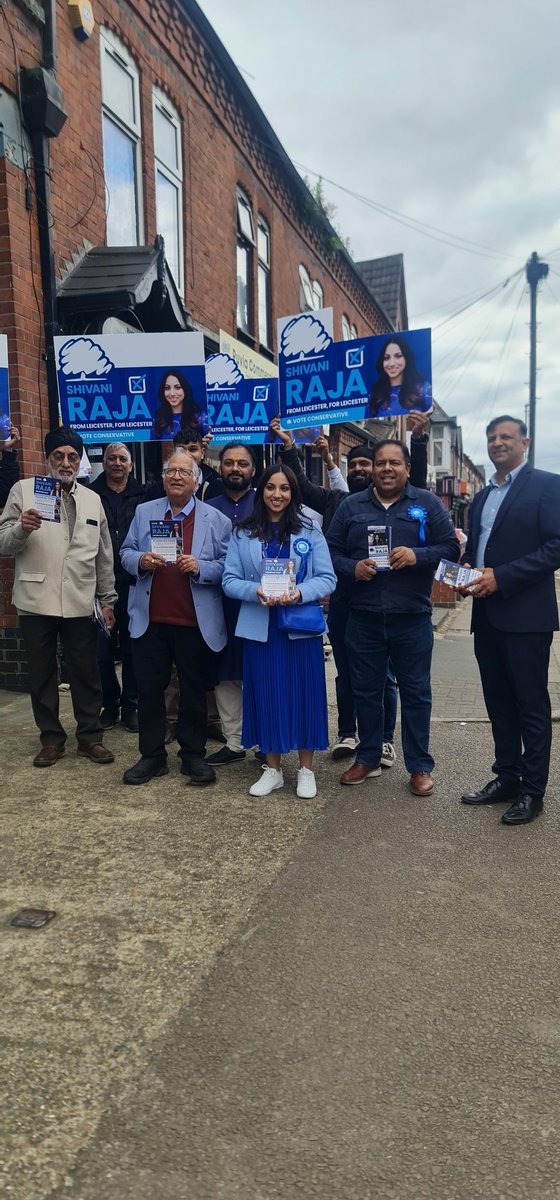 queenlioness86's tweet photo. Met with @ShivaniRaja_LE over the weekend. Please vote for her. She is amazing. Wants to do the best for the city and the people. Vote someone who is born in the city and who understands the city well! #voteforShivaniRaja #voteforLeicester #voteforblue https://t.co/IKefn3eOVS