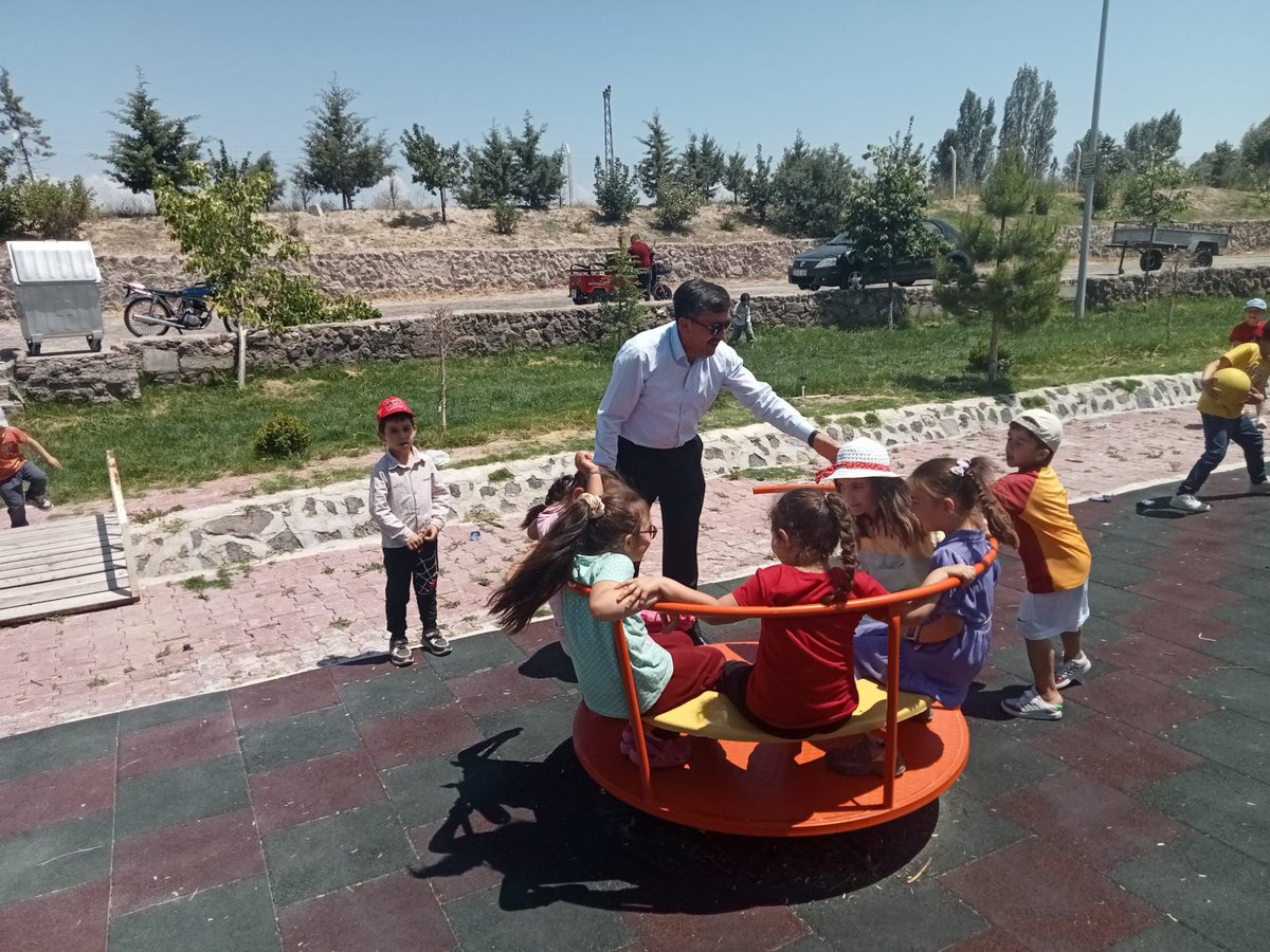 Belediye Başkanımız Sn. Mehmet EROĞLU, Atatürk İlk Öğretim Okulumuzun Düzenlemiş Olduğu Sene Sonu Şenliğine Katıldı. Okul Yönetiminin Misafir Perverliklerinden Dolayı Öğretmenlerimize ve Çalışanlarımıza Teşekkür Ederiz.