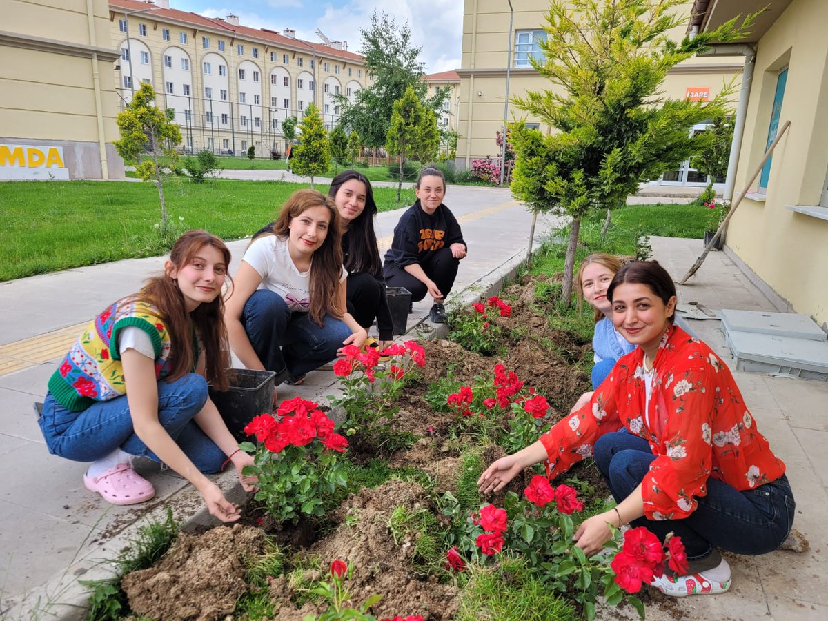 GSB_KYGM's tweet photo. Konya Mesnevi Yurdu öğrencileri ve personeli yurt bahçesinde peyzaj çalışması yaptı. Öğrenciler bahçelerine kendi elleriyle çiçek dikti. 🌹 https://t.co/TP98wmeZqE