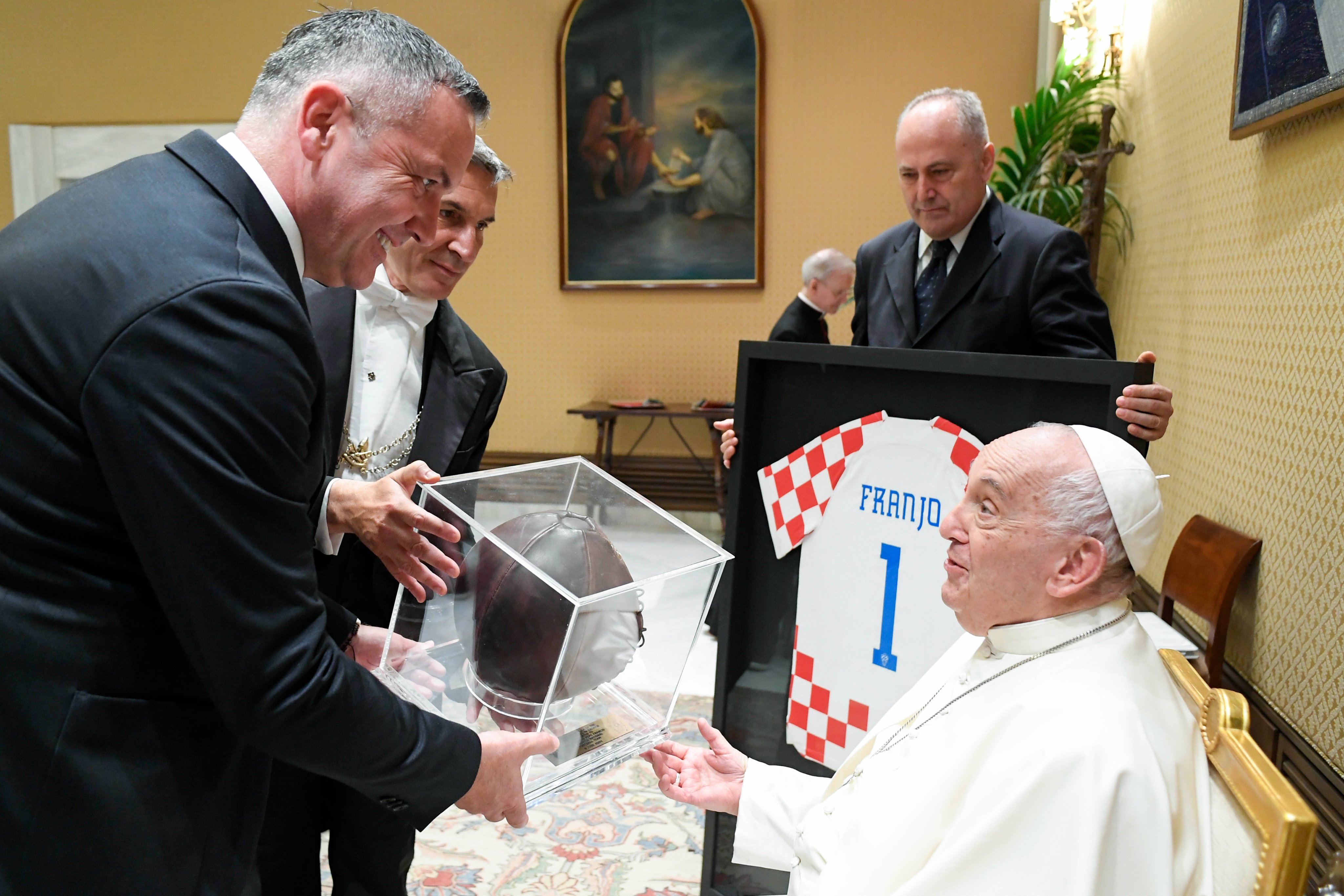 Papa Francisco recibió este miércoles en audiencia privada a los jugadores y el cuerpo técnico de la selección de fútbol de Croacia (Foto: @HNS_CFF).