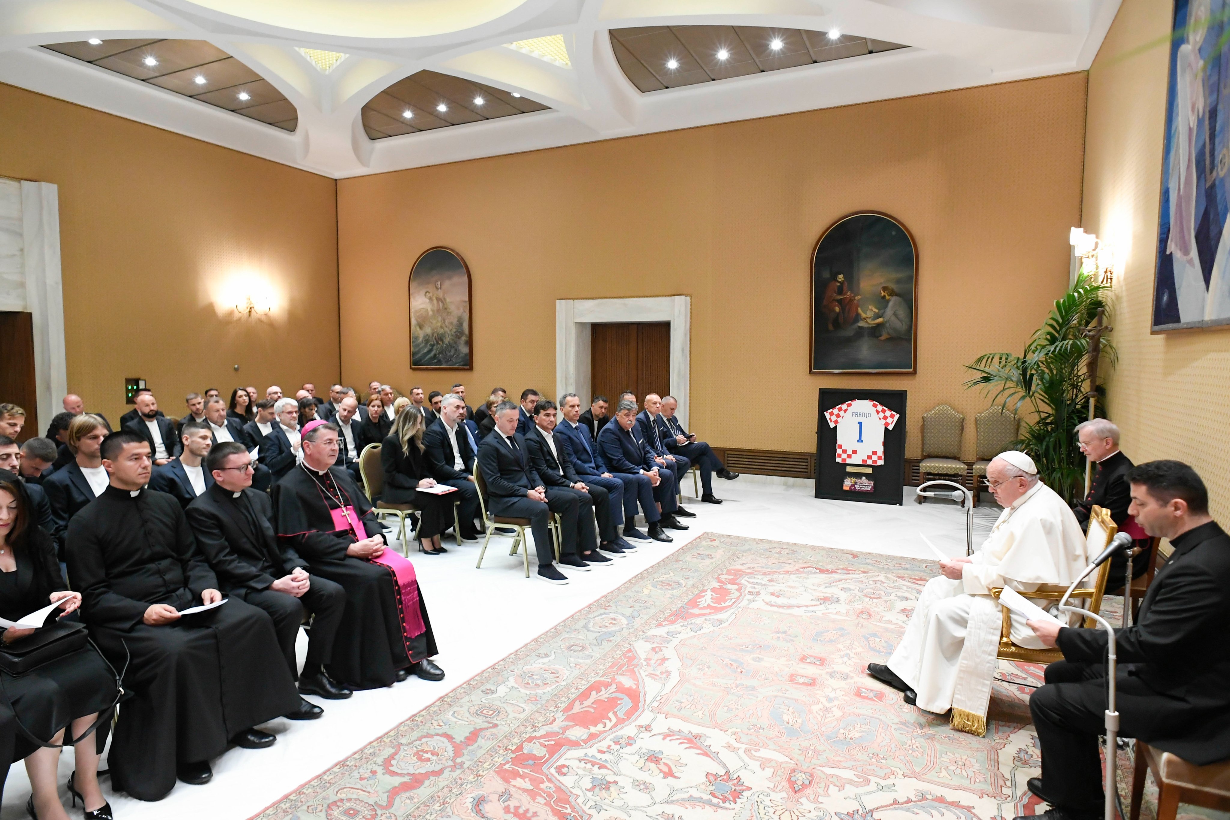 Papa Francisco recibió este miércoles en audiencia privada a los jugadores y el cuerpo técnico de la selección de fútbol de Croacia (Foto: @HNS_CFF).