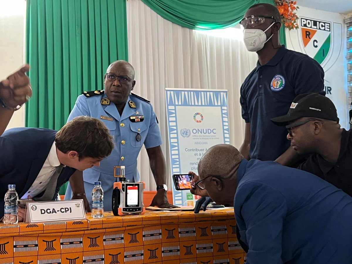 UNODC_WCAfrica's tweet image. 🇨🇮🇺🇳 @UNODC_WCAfrica handed over a laser Raman spectrometer 🔬 as well as #IT equipment 💻 to CILAD and specialized units for the #fight against #transnational organized crime in Côte d'Ivoire, thanks to the German cooperation @GermanyDiplo🇩🇪.