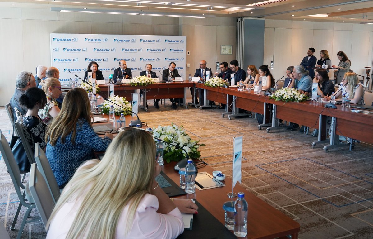 DaikinTurkiye's tweet photo. 2023 mali yılı finansal sonuçlarımızı bugün gerçekleştirdiğimiz basın toplantısı ile açıkladık. 😍😎
Türkiye'yi lojistik üssü yapma vizyonumuzla, büyümeye devam ediyoruz. 😍😎
Bu başarı, birlikte çalışan güçlü bir ekibin eseri.
Gururluyuz ve mutluyuz.

📌 https://t.co/9qarjjOkBJ https://t.co/KmsdcTrLHg