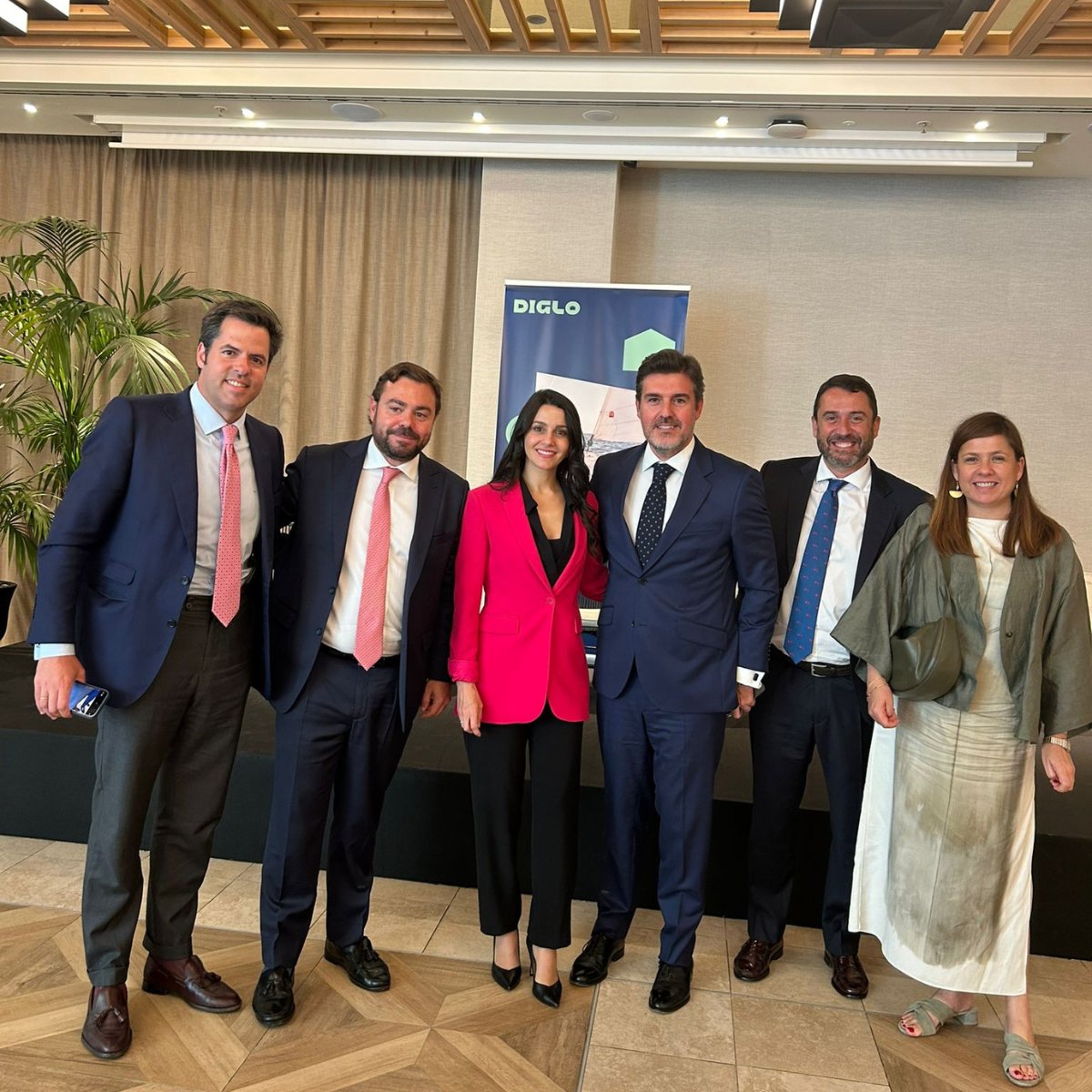 digloservicer's tweet photo. Respaldamos el último encuentro de @dialogos_para, para impulsar la cooperación y el #diálogo en el abordaje de los desafíos globales.
Nuestro director general Enrique Arnoso recalca la importancia de este foro para potenciar el desarrollo del tejido #empresarial.
#ddvigo https://t.co/zkCul27Ag9