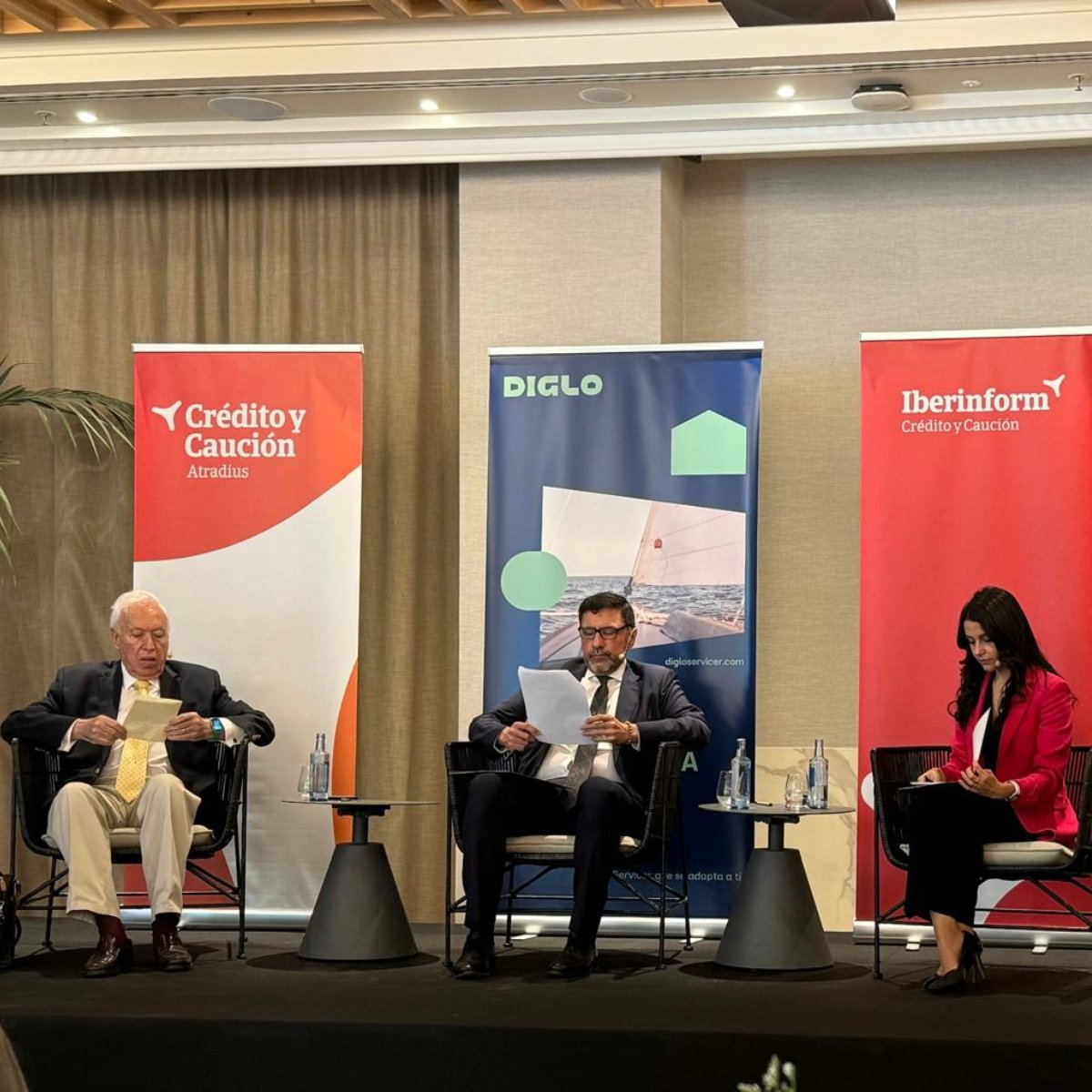 digloservicer's tweet photo. Respaldamos el último encuentro de @dialogos_para, para impulsar la cooperación y el #diálogo en el abordaje de los desafíos globales.
Nuestro director general Enrique Arnoso recalca la importancia de este foro para potenciar el desarrollo del tejido #empresarial.
#ddvigo https://t.co/zkCul27Ag9