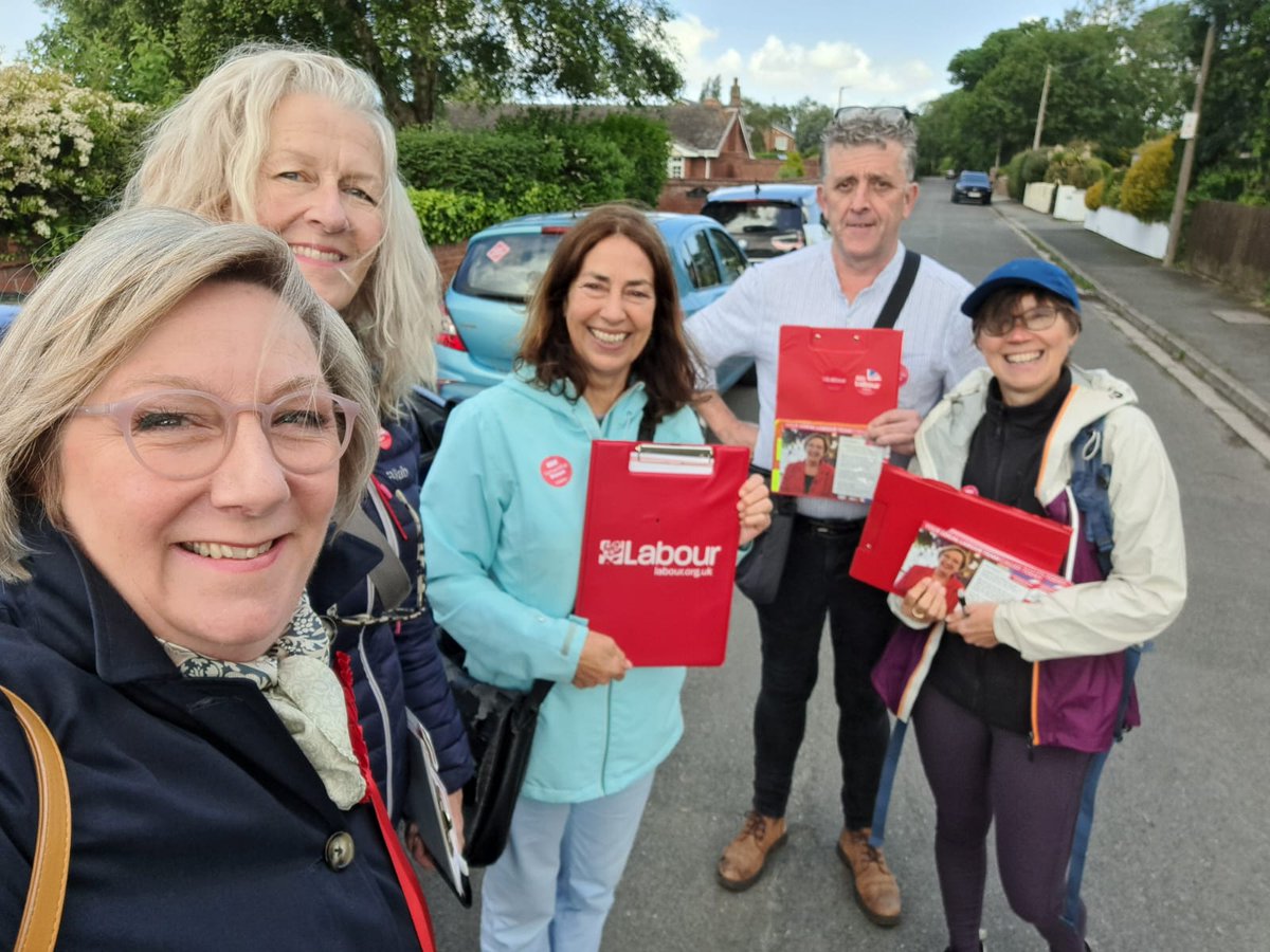 SamanthaDixonMP's tweet photo. Lovely morning on the #labourdoorstep in Parkgate, talking to residents about what matters most to them. 

Thank you to our fantastic team and everyone who took the time to talk to us. #VoteLabour #VoteLabourJuly4 🌹 https://t.co/FKOjtqVMjA