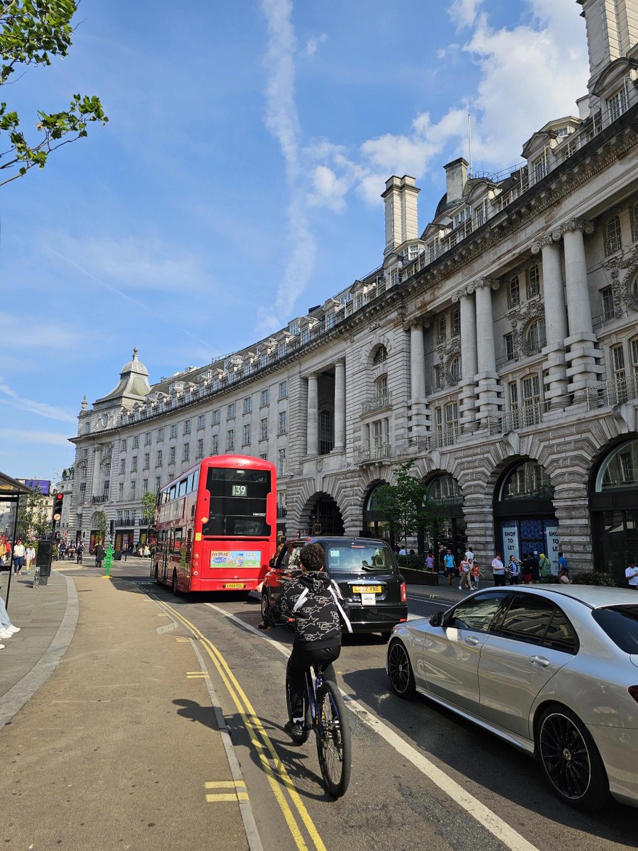 It's rare to see London in sunshine all day. I really like the color today.