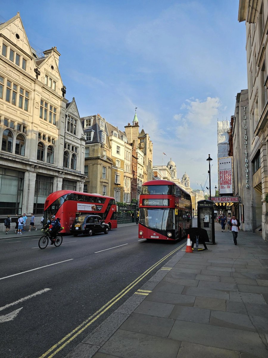 phulushe's tweet image. It's rare to see London in sunshine all day. I really like the color today.