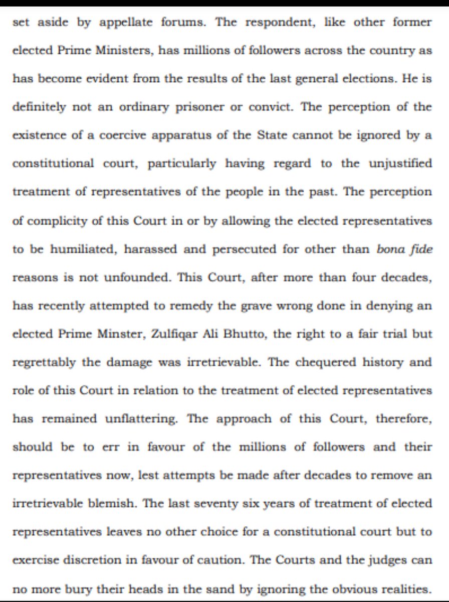 PTIofficial's tweet photo. ”عمران خان کے ملک میں کروڑوں فالوورز ہیں، جو انتخابات کے نتائج سے ظاہر ہے۔ وہ کوئی عام قیدی یا مجرم نہیں، عدالت ریاست کے جبری نظام کے وجود کے تصور کو نظر انداز نہیں کر سکتی، عدالتیں اور ججز واضح حقائق کو نظر انداز کر کے اپنا سر ریت میں نہیں دبا سکتے” جسٹس اطہر من اللہ کا نیب کیس کی لائیو اسٹریمنگ نہ کرنے پر اختلافی نوٹ
