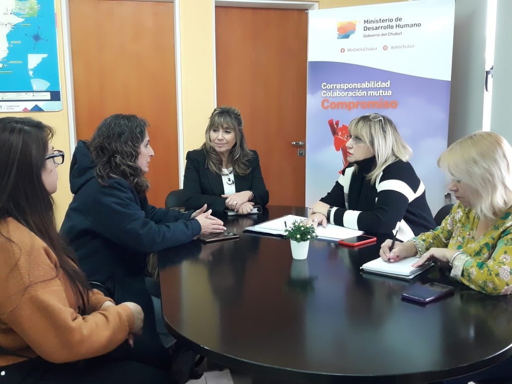 Lismadryn's tweet photo. REUNIÓN CON LA MINISTRA DE FAMILIA DE LA PROVINCIA

Se llevó a cabo un encuentro con  #Elba Willhuber  Ministra de Familia del 
 Gobierno de Chubut, la semana pasada, en Rawson.

En dicha visita se le compartió a la  funcionaria los diversos proyectos que lleva adelante el https://t.co/lD5GejewGy