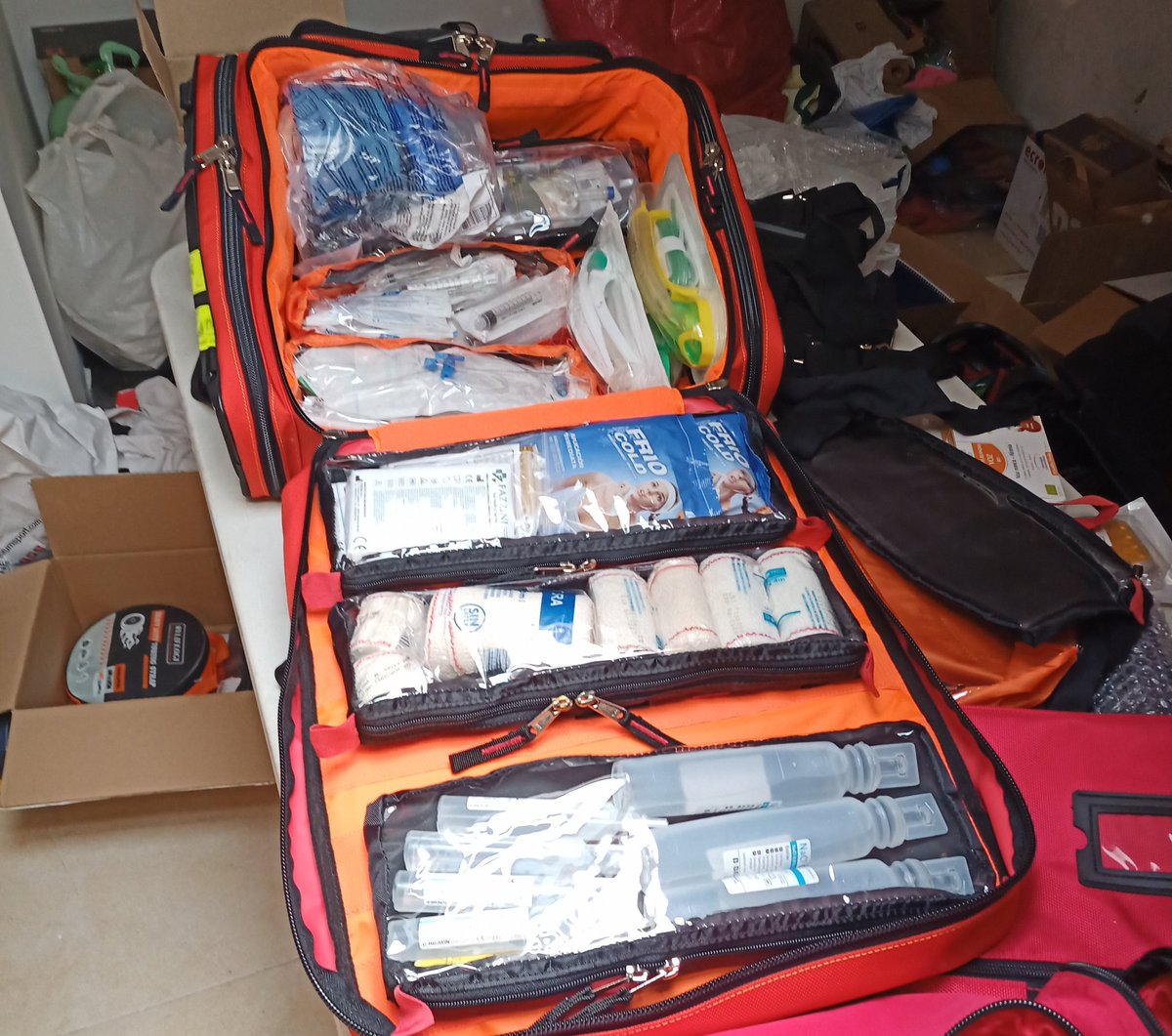 Hoy hemos trabajado en la mejora de nuestro material, concretamente hemos unificado en la misma mochila de intervención el material de SVB y SVA. Para agilizar su traslado hasta el herido en un mismo viaje.
#RiskEmergentziak