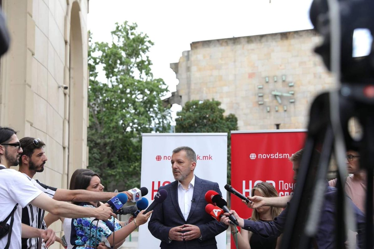 Венко и Славјанка ги поднесоа кандидатурите и одржаа прес пред Бихачка, како што личи. Јово кандидатурата ја најавува на тротоар пред Агенција за млади и спорт. Па добро бе Јово, се кандидираш за директор на АМС, или за претседател на СДСМ?!