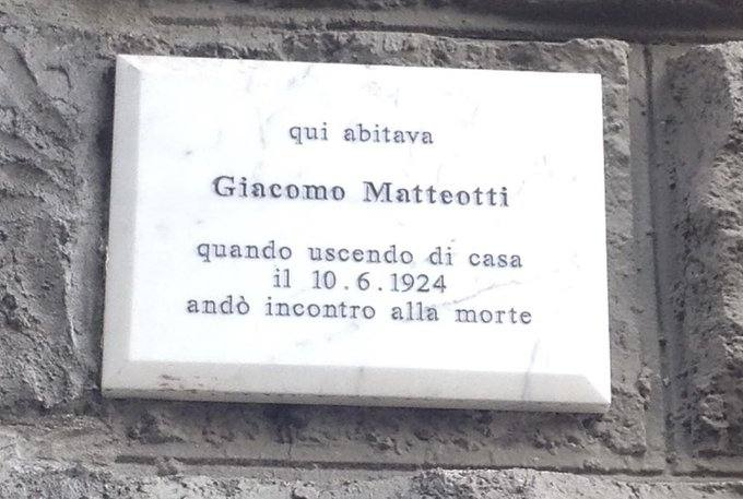 Moonlightshad1's tweet photo. E chissà com'è morto, gli sarà venuta una sincope improvvisa.
Vergogna a chi l'ha incisa e vergogna anche ai condomini del palazzo che non la vogliono sostituire con una che riporti la verità, e cioè che #Matteotti è morto ucciso dai fascisti per ordine di mussolini. https://t.co/T4dE8st1gm