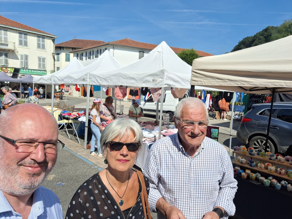 EricSargiacomo's tweet photo. Pas de campagne électorale sans passage au marché de #Peyrehorade le mercredi matin #landes 
Ici aussi pour #ReveillerLEurope avec Raphaël Glucksmann 
En bonne compagnie avec Alain Siberchicot et Rachel Durquéty 
#JeVoteGlucksmann
Parti Socialiste Place publique https://t.co/qSwVaBvBHy