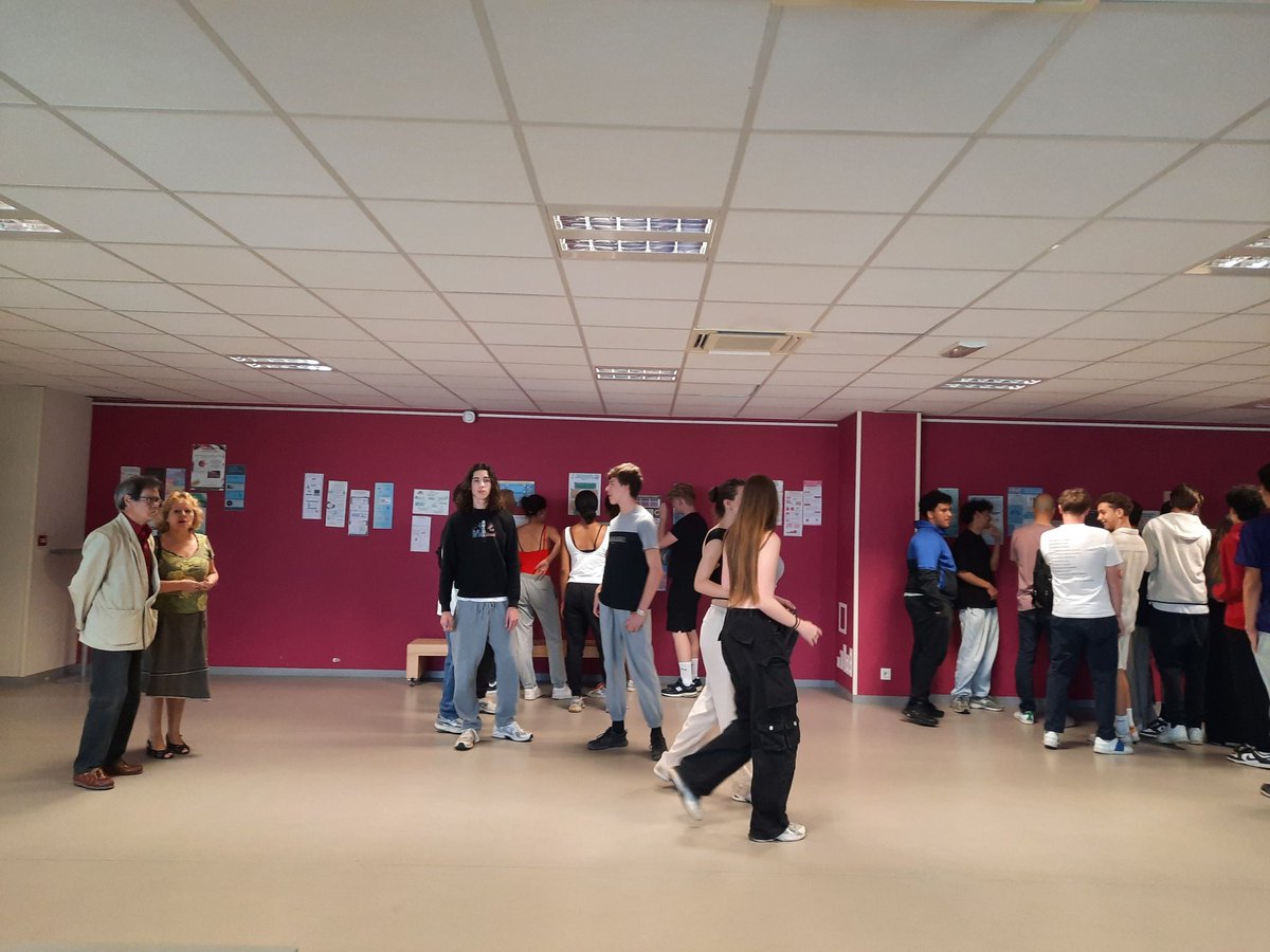 LpoFrancoise's tweet photo. Un grand bravo aux élèves de 1re et aux enseignantes de Ses pour cette exposition et ces infographies réalisées sur le lien social dans le cadre du cours d'Emc.
Merci à la Maison de quartier de Quefets d'accueillir l'exposition jusqu'au 19 juin et à la commune de Tournefeuille. https://t.co/ZaWOFcrViG