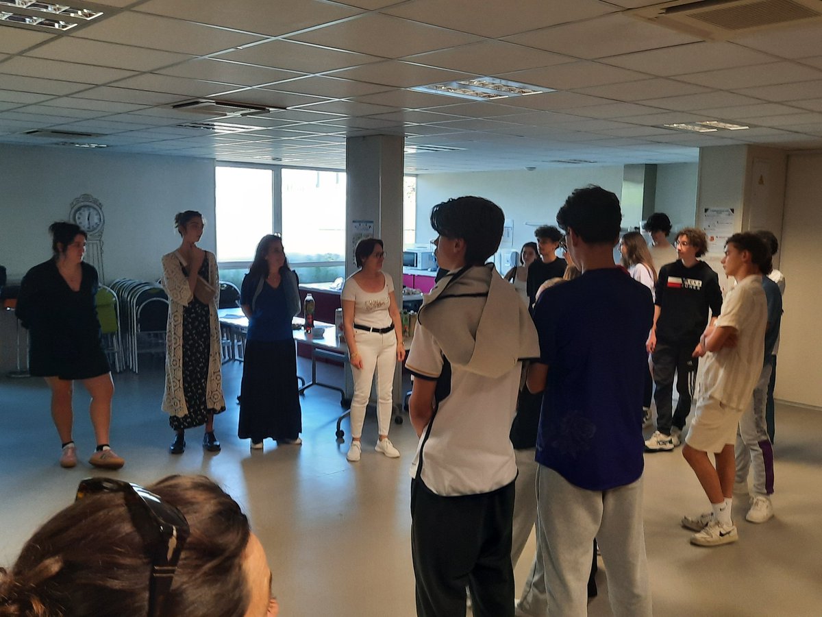 LpoFrancoise's tweet photo. Un grand bravo aux élèves de 1re et aux enseignantes de Ses pour cette exposition et ces infographies réalisées sur le lien social dans le cadre du cours d'Emc.
Merci à la Maison de quartier de Quefets d'accueillir l'exposition jusqu'au 19 juin et à la commune de Tournefeuille. https://t.co/ZaWOFcrViG