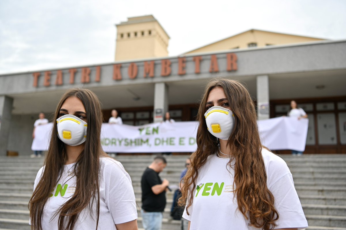 UNICEFKosovo's tweet photo. 100 young environmentalists are calling for climate action through a silent exhibition! They portrayed concerning issues like air pollution🌫️, deforestation🌲, waste🗑️, floods🌊, and heatwaves🔥. "Each of us must change our habits to save our planet," said Bardha from YEN🌱. https://t.co/YdvDrXr3xE