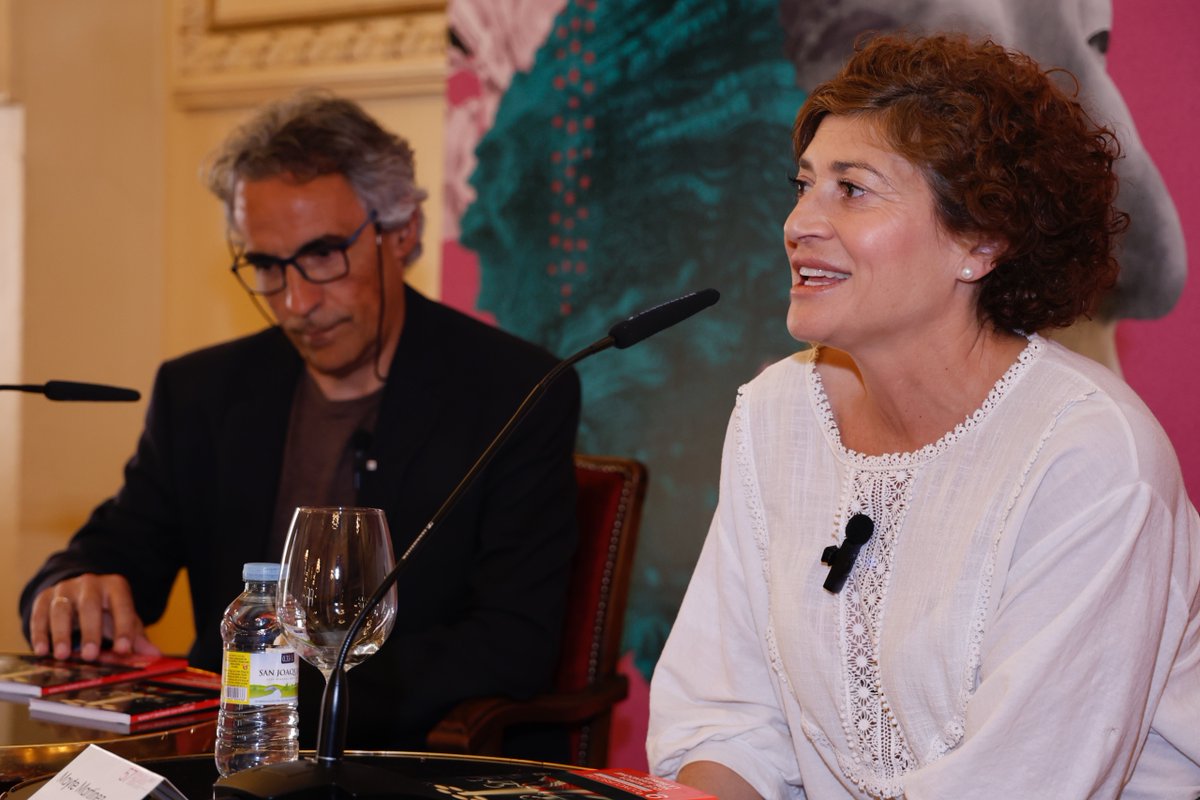AyuntamientoVLL's tweet photo. 🗣️La presentación ha corrido a cargo de la concejala de Participación Ciudadana y Deportes, Mayte Martínez, y el coordinador del libro, @santihidalgoch.

La publicación se encuentra ya a la venta en librerías y en la Casa del deporte al precio de 7 €.
@DeportesVLL @APDValladolid https://t.co/7Zpnrs1tEA