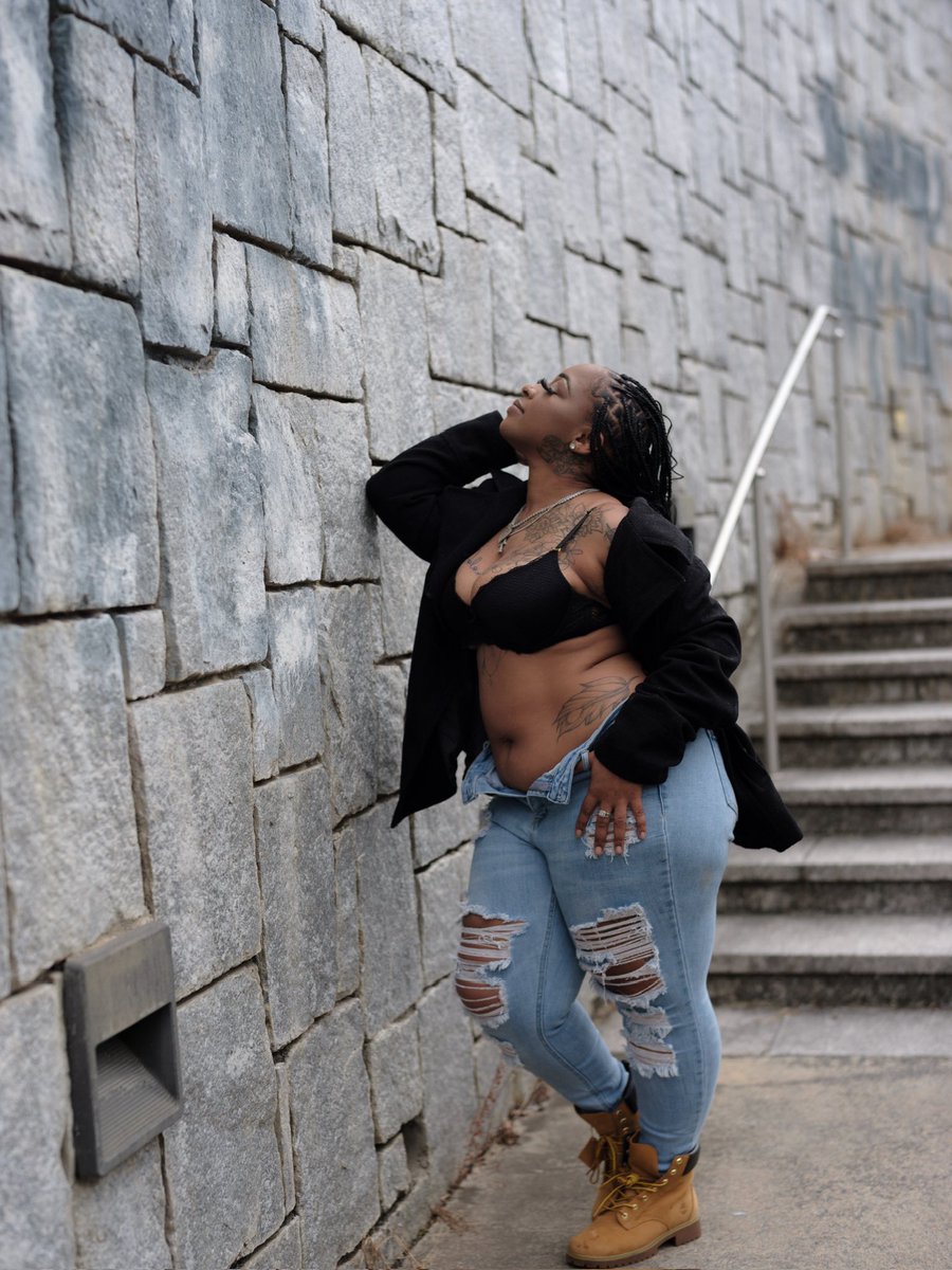 _holisticartist's tweet photo. Lawd have mercy babyโs got her blue jeans on!!! #THICK #bodyfordays #tease #queen #urbanbeauty https://t.co/4wGTYf0q9I