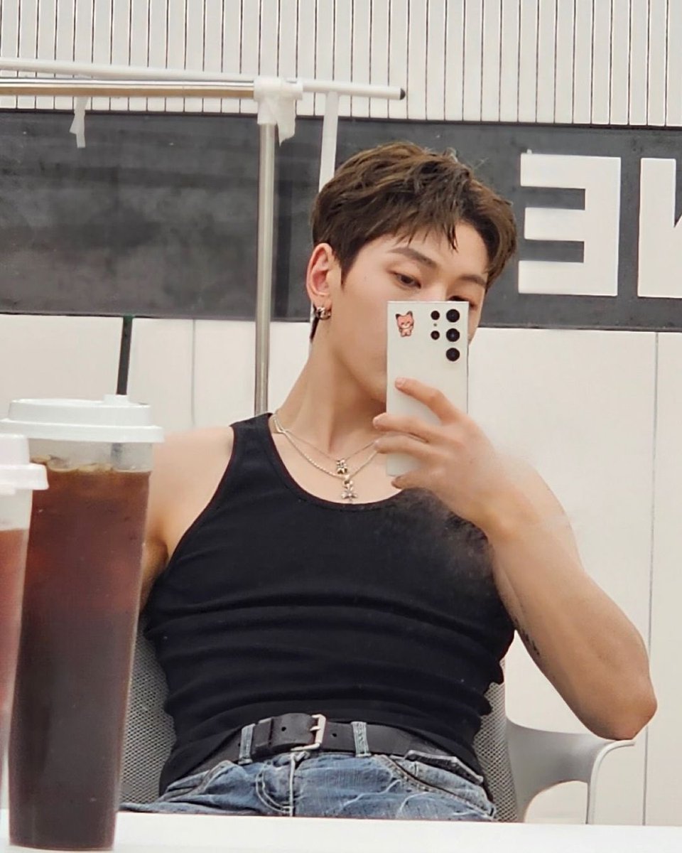 jiwoongiez's tweet photo. IS HE INSANE? https://t.co/mpGb7c77Qt