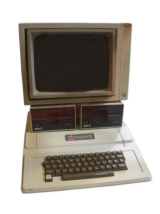 defanetpc's tweet image. #Accaddeoggi. Il 5 giugno 1977 viene messo in vendita il primo Apple II.
#defanet