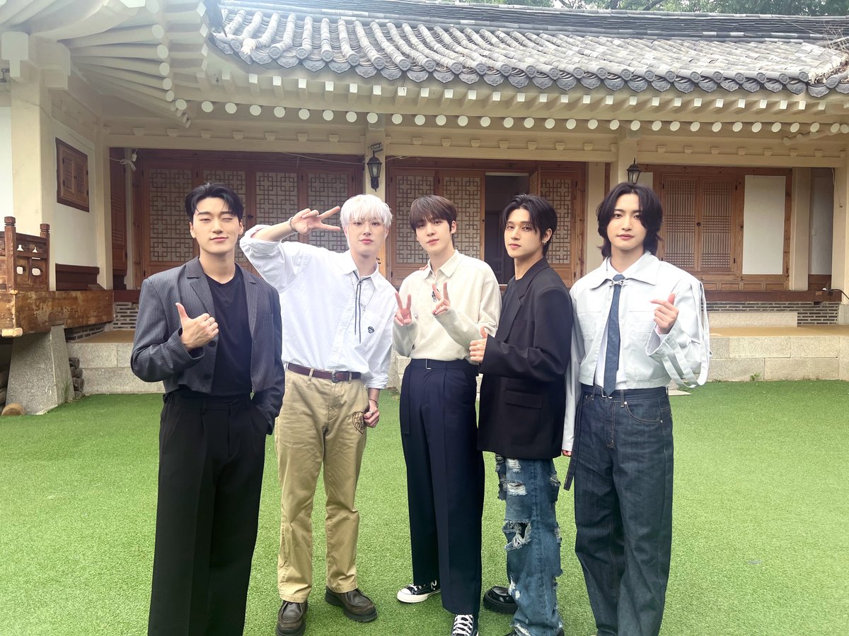 [📷] '동네스타K4' Behind Photo

금의환향한 동스케 패밀리 티즈들!🎊
K-매운맛 제대로 보여줬던 코첼라부터
오직 동스케에서만 볼 수 있는 매운맛🔥 비하인드까지!
모든 걸 다 찢어버리는 중!🤣

#동네스타K #ATEEZ #에이티즈