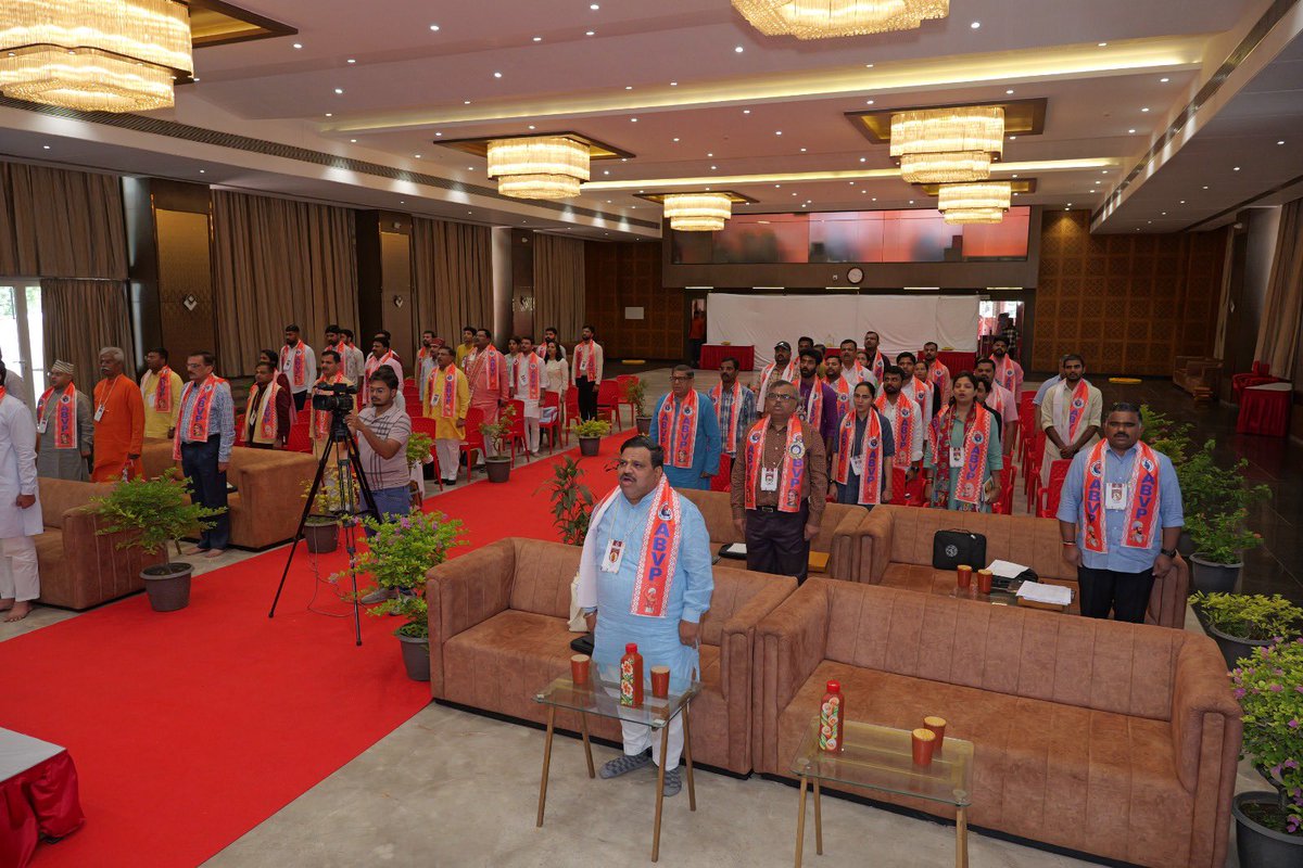 குஜராத் மாநிலம் சூரத்தில் நடைபெறும் <a href="/ABVPVoice/">ABVP</a>-ன் 'மத்திய செயலாக்க குழு கூட்டத்தை' தேசிய தலைவர் பேராசிரியர் <a href="/DrRajSharan/">Dr. Rajsharan Shahi</a> ,தேசிய பொதுச்செயலாளர் ஸ்ரீ <a href="/yagywalkya/">Yagywalkya Shukla 🇮🇳 याज्ञवल्क्य</a> மற்றும் தேசிய அமைப்பு செயலாளர் ஶ்ரீ <a href="/AshishSainram/">Ashish Chauhan</a> ஆகியோர்  குத்துவிளக்கேற்றி துவக்கி வைத்தார்.