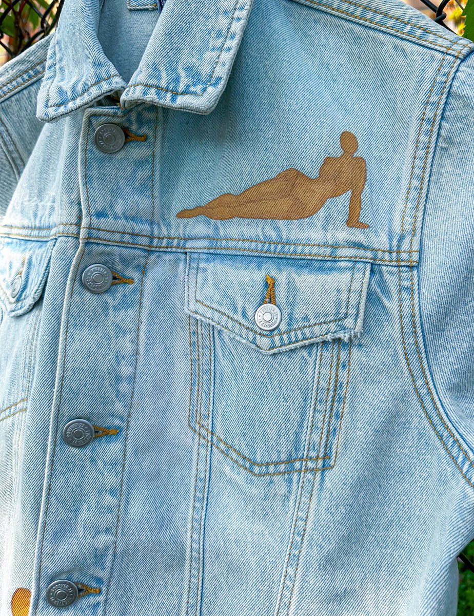 Oliver13H's tweet photo. Jean Jacket, Hand-painted and mesh transfer.

Limited edition 3/20 available on the website #WealthsstudioArt https://t.co/E3lFEUSTqG