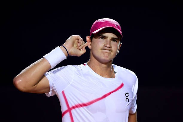 AlemTenis's tweet photo. 🇧🇷JOÃO FONSECA ATROPELA NA SUA ESTREIA PROFISSIONAL NA GRAMA!

6x2 6x1 em 🇬🇧Kyle Edmund em 1 HORA DE JOGO no Challenger 125 de Surbiton!

Pressionou bastante o ex-top 15 e fez uma partida irretocável. Quem foi passar o café no comecinho pra ver o jogo, perdeu.

R2 só na quinta. https://t.co/03pohk7DFw