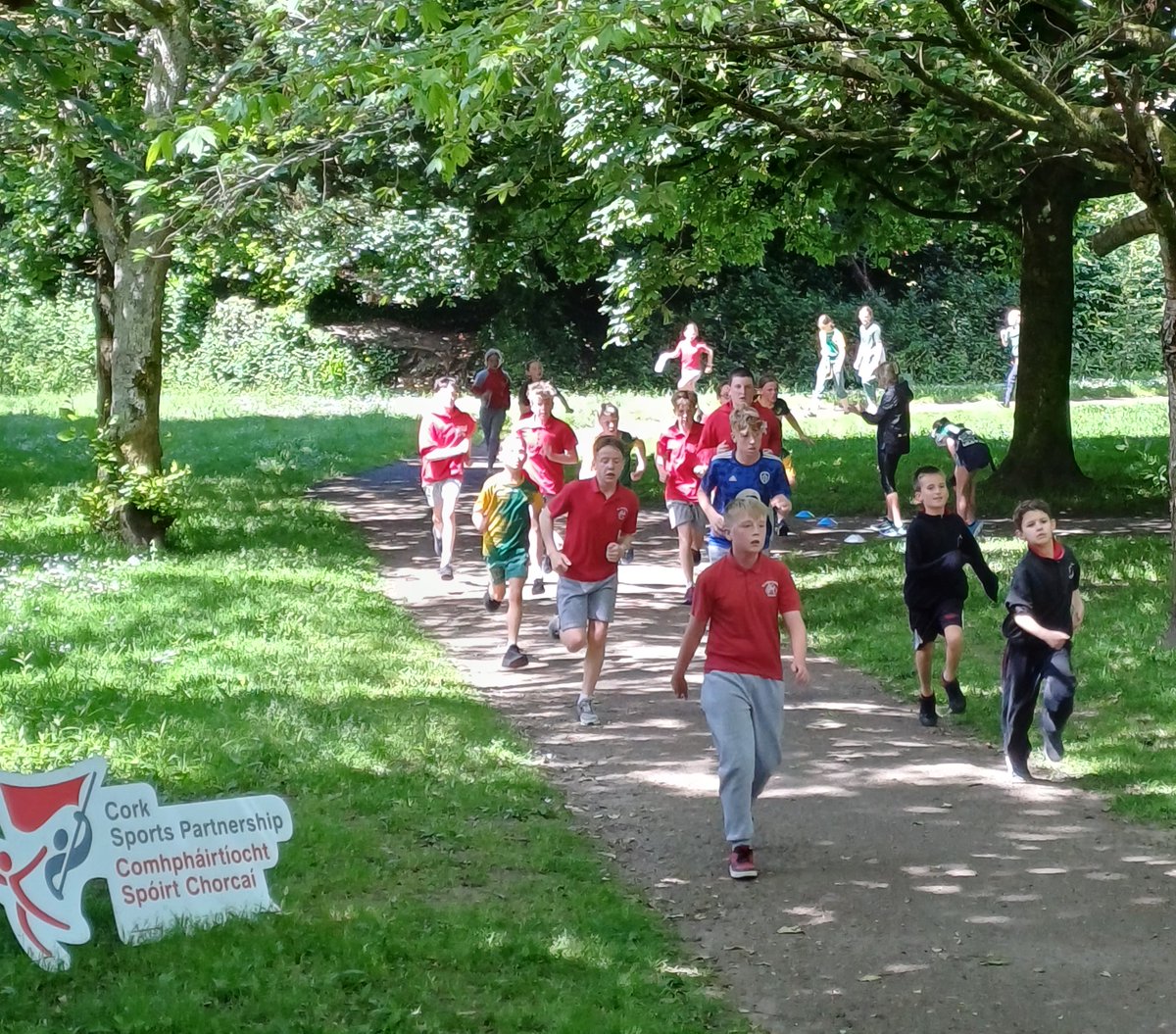 thedailymile_ie's tweet photo. Cork schools gathered in Ballinlough yesterday to celebrate The Daily Mile which was part of @CorkSports Splash &amp; Dash event!!
Pupils had lots of fun doing The Daily Mile with @ReeceAdemola, thanks to all the schools, Cork Sports Partnership &amp; Reece 🏃🏃‍♂️👩‍🦽 https://t.co/POZcgqEEfJ