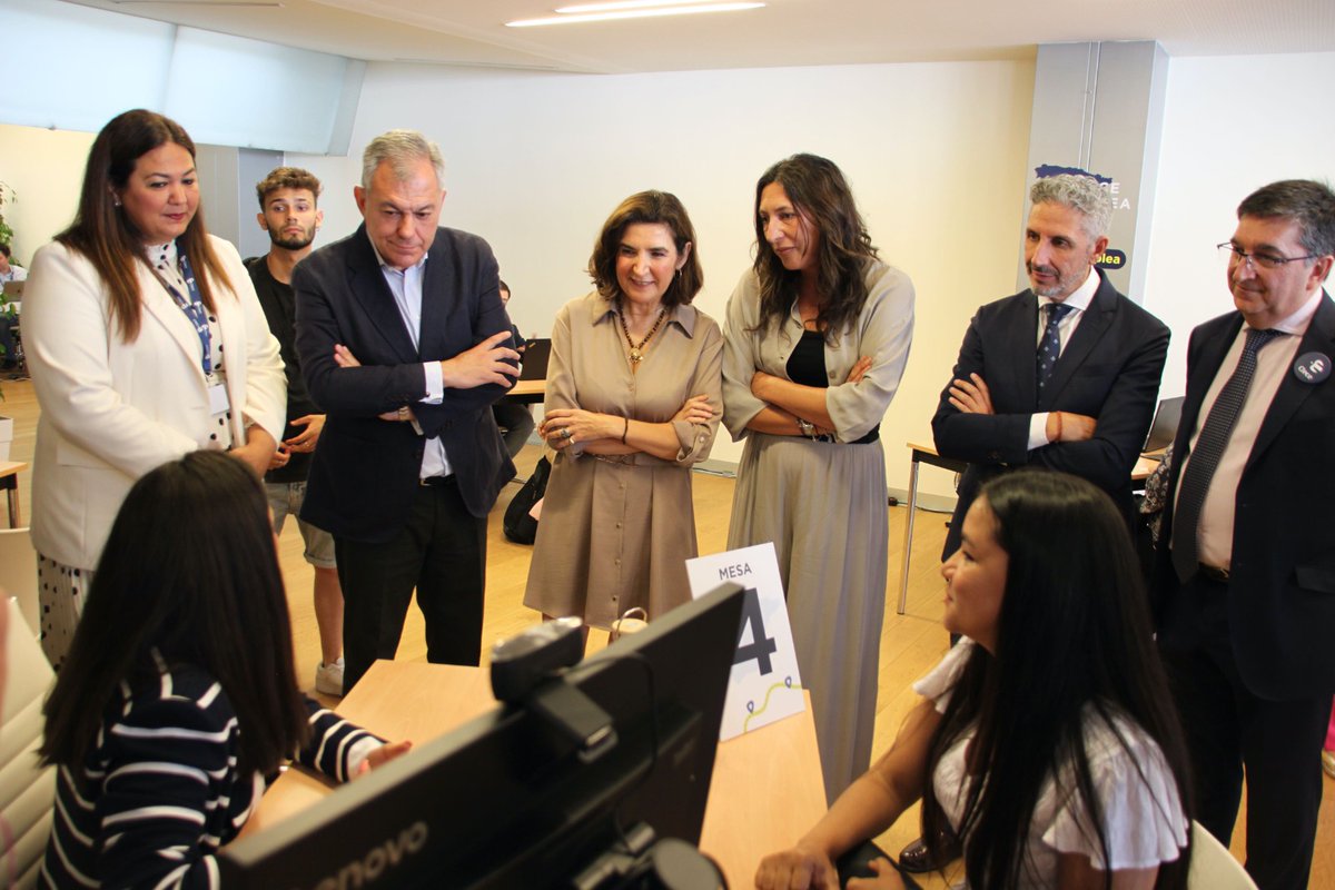 👥👩‍💻 <a href="/loleslopez/">Loles López</a> y Rocío Blanco visitan en #Sevilla la feria de empleo ‘Clece Emplea'

🔛 Iniciativa organizada por <a href="/Clece_/">CLECE</a>  y que durante 2⃣ días ofrecerá hasta 2.800 puestos de trabajo a personas pertenecientes a colectivos vulnerables ⬇️
lajunta.es/4uis8