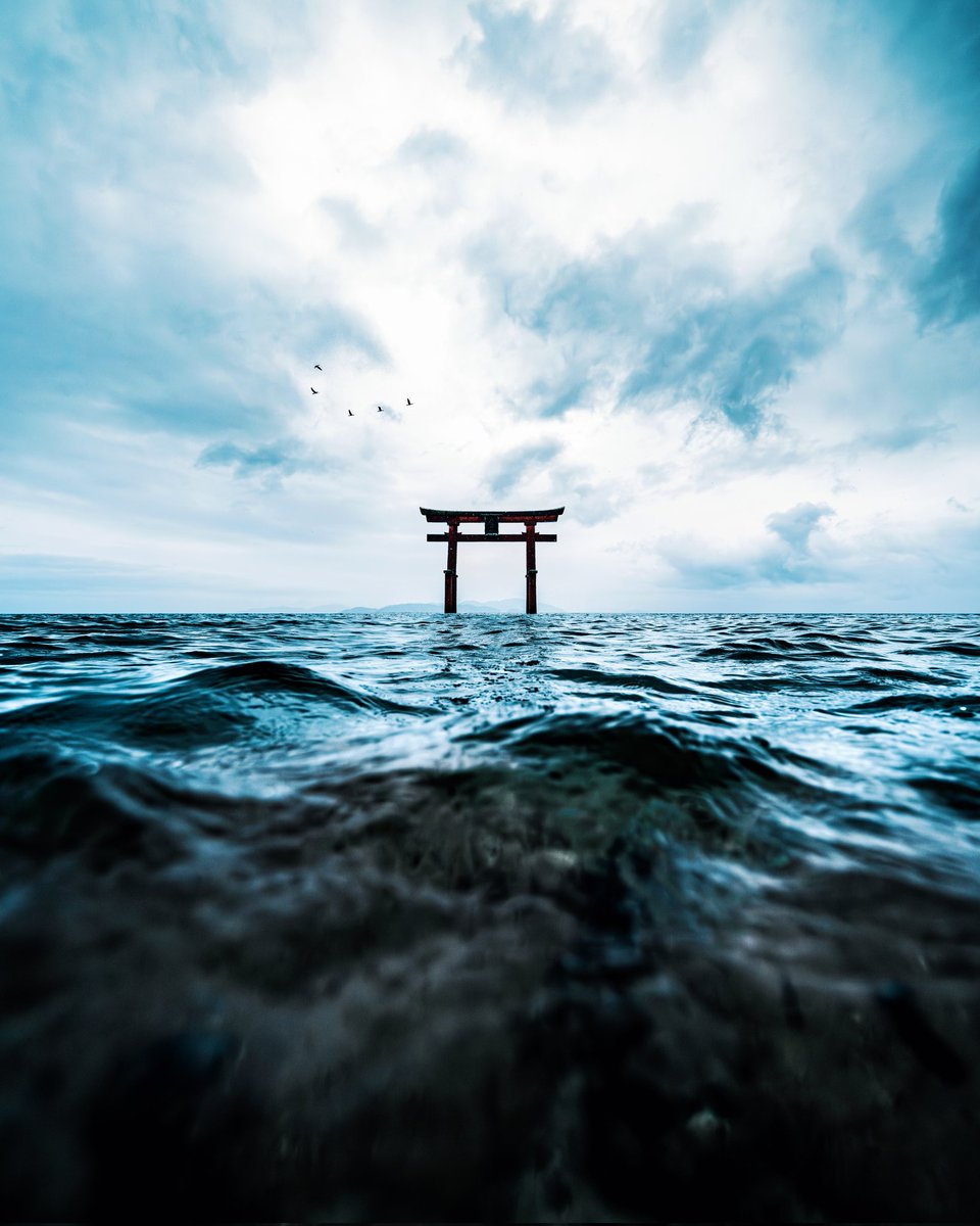 Shirahige Shrine, Lake Biwa, Japan ⛩️
Which shot do you prefer? From above or from super low on the water?