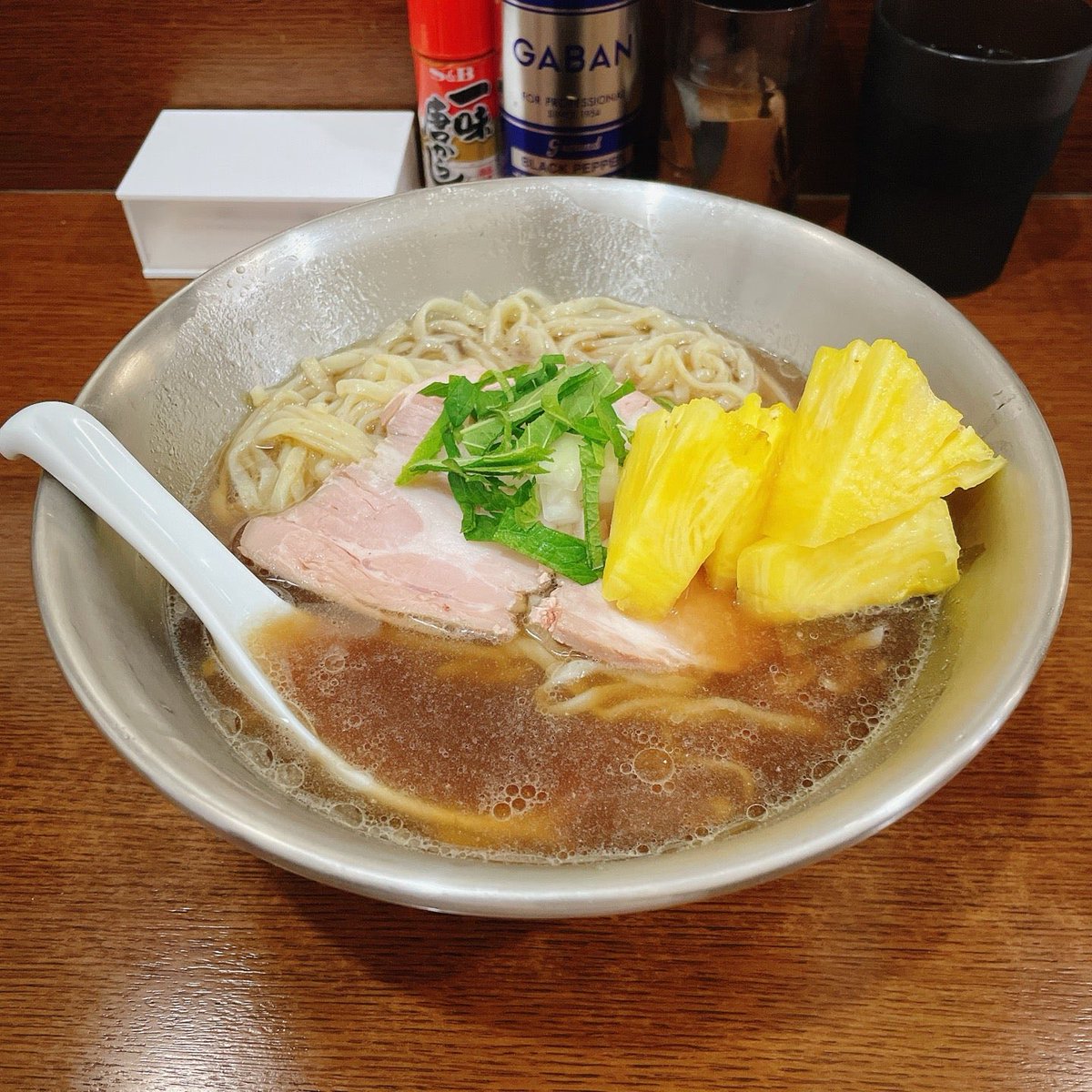 CB_Manasuke's tweet photo. I'm at 煮干し中華そば　魚魚 in 名古屋市北区, 愛知県 https://t.co/dvObFz73Zf
冷やし烏賊中華　台湾パイン添え

久しぶりに鳥肌が立った。
🍍の甘みと酸味が、🦑の旨味を明確にする。レギュラー化が望ましい。 https://t.co/UvqZPlS80n
