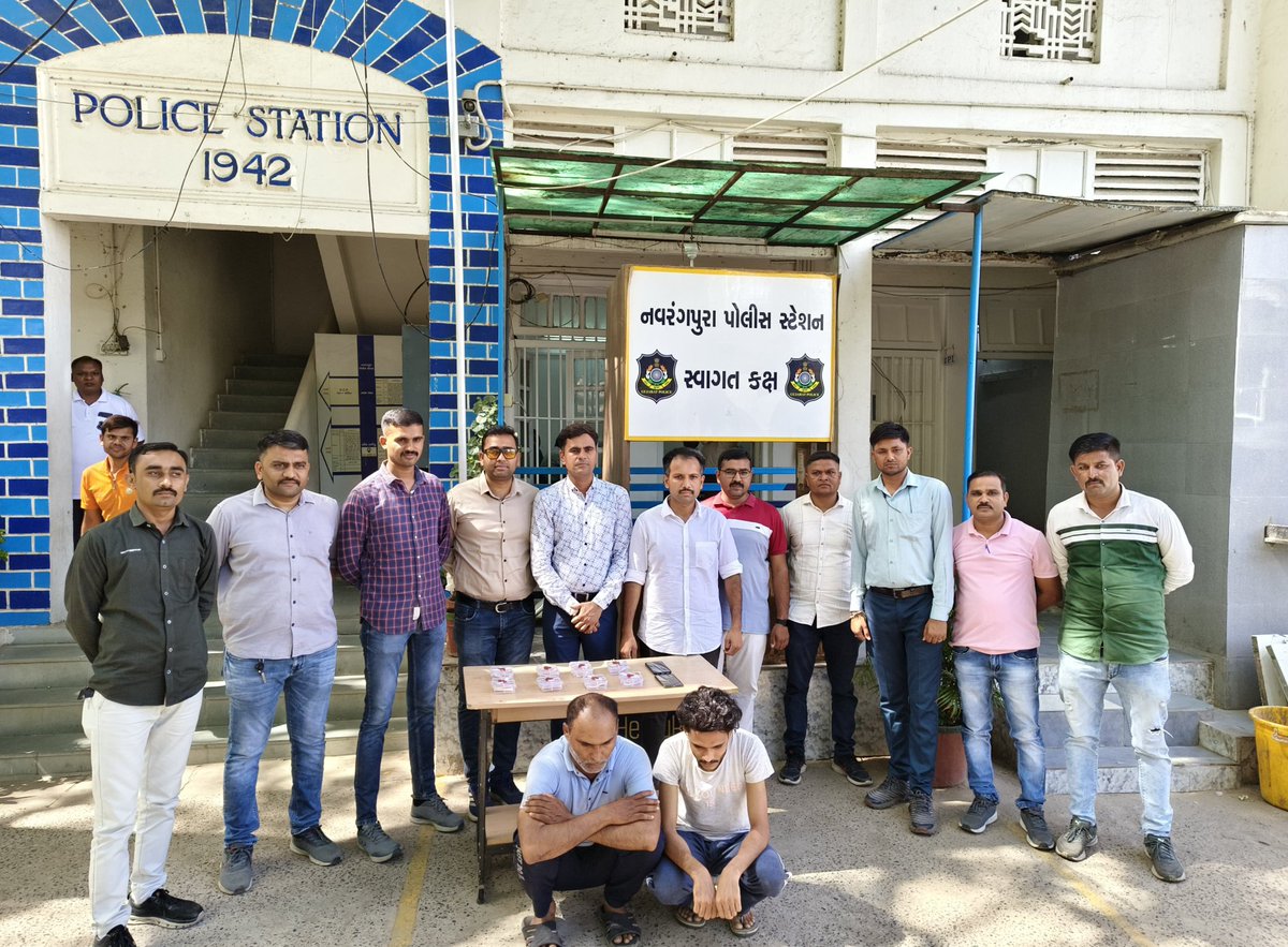 AhmedabadPolice's tweet photo. નારણપુરા પોલીસ સ્ટેશન વિસ્તારના ઘરફોડ ચોરીનો અનડિટેક્ટ ગુન્હો ગણતરીના દિવસોમા ડીટેક્ટ કરી ઘરફોડ ચોરીમા ગયેલ સોનાના દાગીના કિં.રૂ. ૧૫,૫૮,૦૦૦/-ની મત્તાના મુદ્દામાલ સાથે રીઢા આરોપીઓને પકડી પાડતી  ઝોન-1એલ.સી.બી. ટીમ અને નારણપુરા પોલીસ સ્ટેશન 

 @sanghaviharsh @GujaratPolice https://t.co/OgEXRccN47