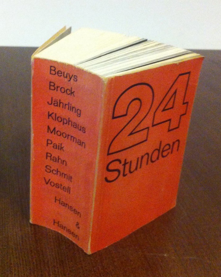 Vor 57 Jahren, am 5. Juni 1965, fand in Wuppertal in der Galerie Parnass das „24-Stunden-Happening“ statt. Es gilt heute als Höhe- und Wendepunkt der Fluxus-Bewegung in Deutschland, zu der Künstler wie Wolf Vostell,Nam June Paik,Dieter Roth, Emmett Williams,Joseph Beuys gehörten.