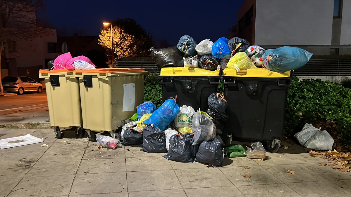 jesuscampay's tweet photo. @AytoParacuellos Enséñenles esto por favor, son de esta semana. Calle Océano Atlántico. Que vean para lo que sirve el reciclaje que hacemos los vecinos… https://t.co/5A2nVa6qM4
