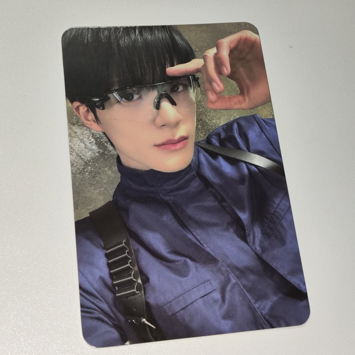 zlzhhh2's tweet photo. 미친 고글 제노 포카 실물이  미쳤다
심지어 포카 뒷면 사모예드를 그렸어🥹🥹 https://t.co/5bWu0amsrx