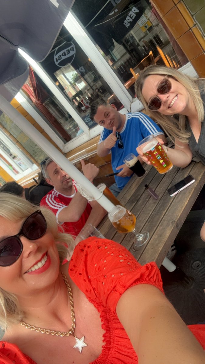 loobyloubell's tweet photo. As you were !!  Definitely (maybe) best ever. @liamgallagher epic 💙. #cardiff #giantbeers #drinkingonaschoolnight https://t.co/exwZKmuSm5