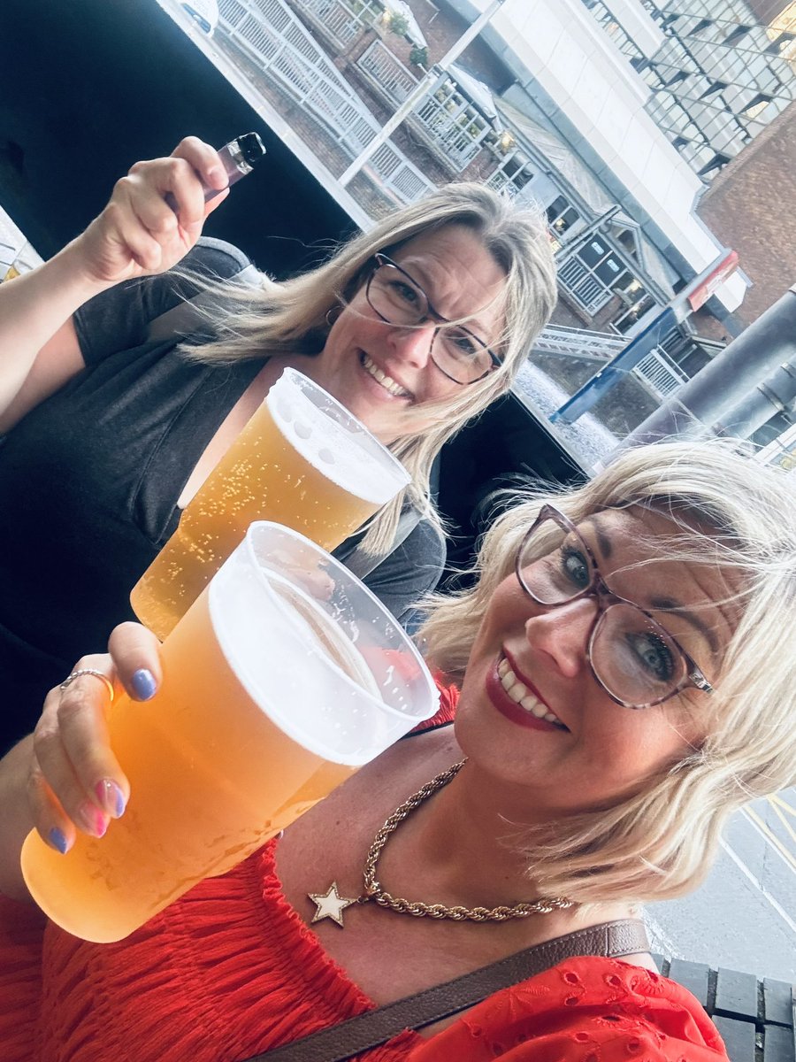 loobyloubell's tweet photo. As you were !!  Definitely (maybe) best ever. @liamgallagher epic 💙. #cardiff #giantbeers #drinkingonaschoolnight https://t.co/exwZKmuSm5