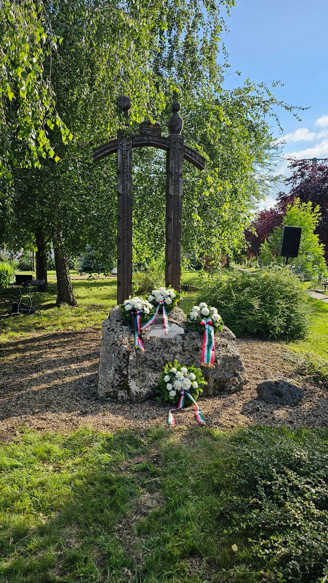 DrFangSimon's tweet photo. Nemzeti Összetartozás Napja 2024.
A Kunszentmiklósi Alszegi Temetőnél tartottunk megemlékezést. Sajnos egyértelművé vált számomra, hogy kívülről G.Clemanceau, belülről Károlyi M. min.elnök hatása, hogy a háború végén, mire a Szerződés aláírásra került oly sok minden elveszett. https://t.co/yR7H8V2fDB