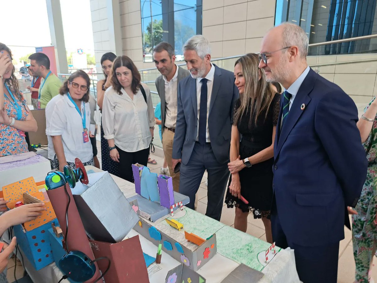 EDUNIB (@edun_ib) on Twitter photo El secretari autonòmic de Desenvolupament Educatiu, Mateu Suñer, ha participat del Festival Retotech organitzat per la  <a href="/FundacionEndesa/">Fundación Endesa</a>.
Els centres participants en el repte Retotech reben formació a més d'un kit de robòtica i una impressora 3D. 
Enhorabona als participants! El secretari autonòmic de Desenvolupament Educatiu, Mateu Suñer, ha participat del Festival Retotech organitzat per la  <a href="/FundacionEndesa/">Fundación Endesa</a>.
Els centres participants en el repte Retotech reben formació a més d'un kit de robòtica i una impressora 3D. 
Enhorabona als participants!