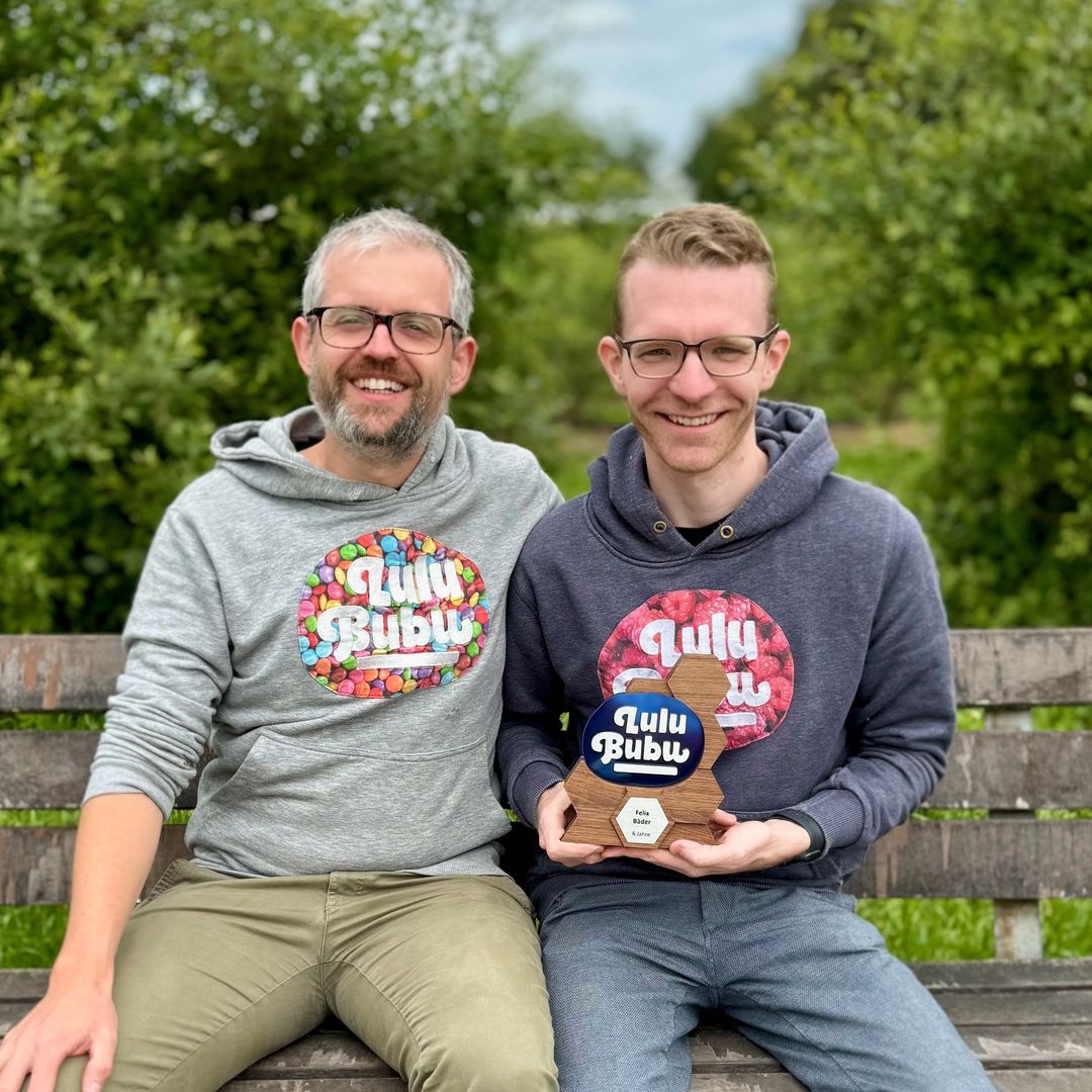 lulububu_gmbh's tweet photo. Felix ist als zweiter Mitarbeiter zu Lulububu gestoßen und das mittlerweile vor satten sechs Jahren. Wir gratulieren herzlich zum Jubiläum und freuen uns, dass du noch immer an Board bist! ❤️
#remote #remotework #team #temabuilding #software #officeeverywhere #sechsjahre https://t.co/tZI7eDL7SN