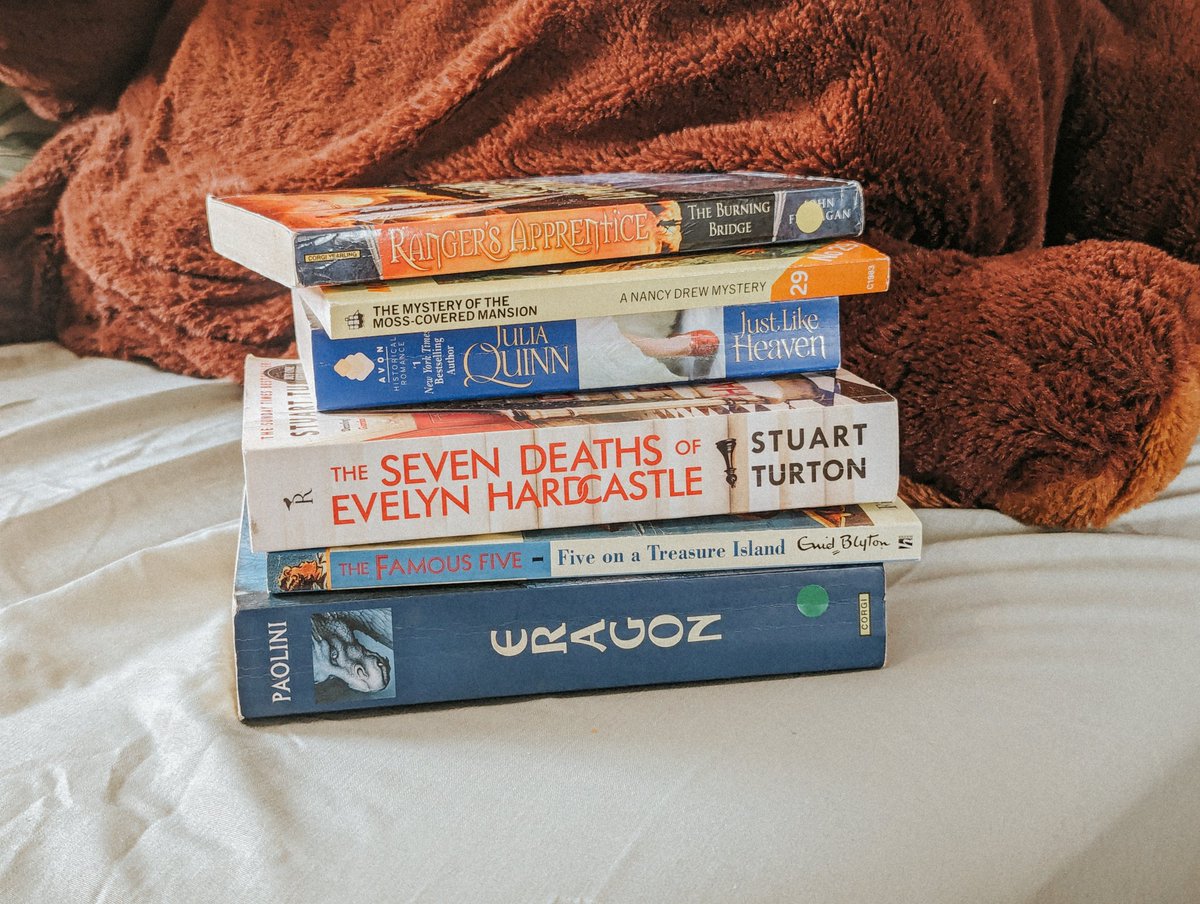 sarusia77's tweet photo. small haul. i have visited my bf a total of 3 times (long distance tings) and here's all the books i have accumulated over that period ✌️ https://t.co/Gz9z7I806R