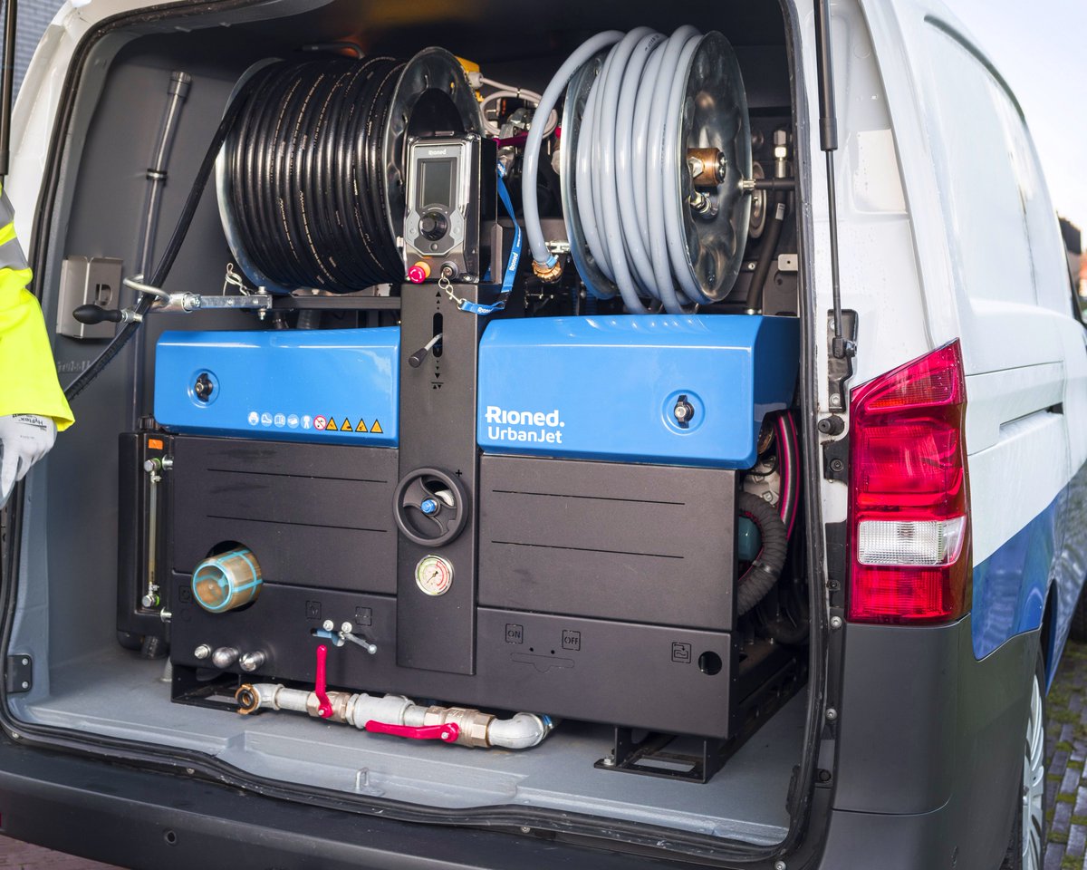 De UrbanJet kan dankzij zijn 25pk dieselmotor of 30pk benzinemotor afvoeren tot 350mm met gemak ontstoppen. Standaard uitgerust met 600 liter watertank en 60 meter hogedrukslang is deze machine erg geschikt voor zowel huisaansluitingen en industriële afvoeren.